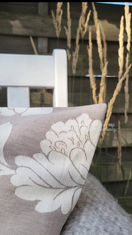 I had been searching for high-quality linen textiles for quite some time. By chance, I came across a weaving mill that has been family run for over 260 years and still manufactures everything in Germany. Like these cushions with a floral yet minimalist flower pattern. Now available in my shop.
#linen #cushions #manufactured #Leinen #Kissen #Weberei #handcrafted #naturalmaterials #naturalliving #weaving #weavingmill #atmospheredesign #atelierharich