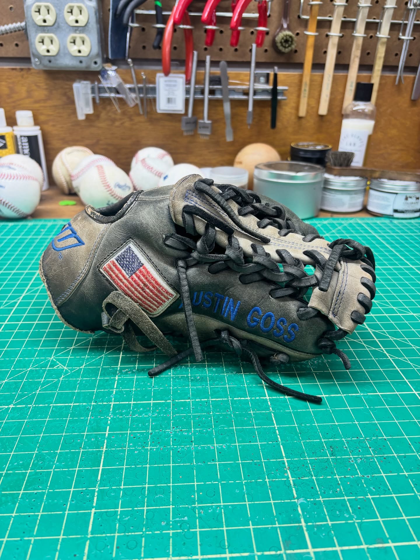 A lot of memories and innings with this Worth Liberty Advanced. I love working on gloves like this. Getting them back to the diamond for more seasons and memories.
#relacednotreplaced #relacedontreplace #buyfastpitchgloves #flatbillbaseball #ballplayersbalm #coloradoleatherbalm #makingyourglovegreatagain #staygrassy