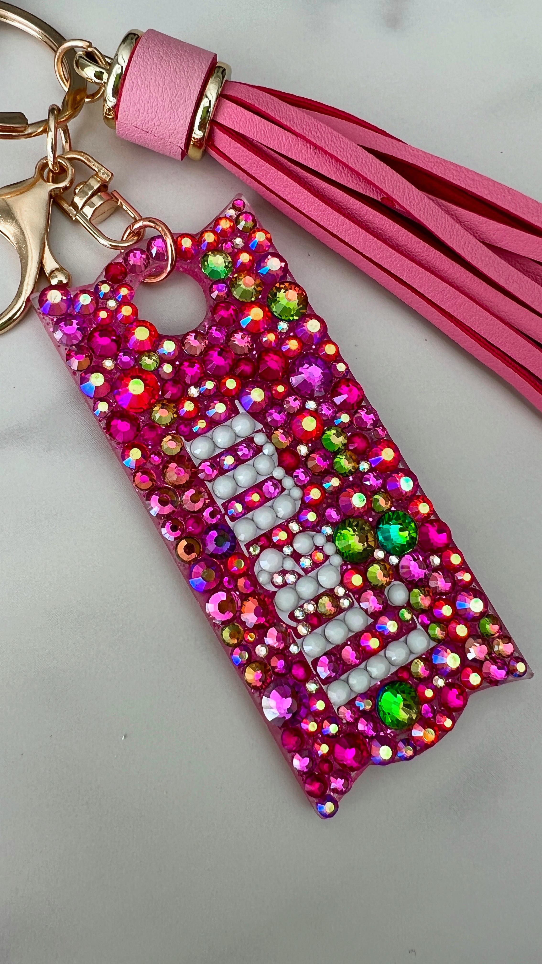 I needed a keychain for my mail key because I keep losing it 💖 I’ll probably lose this one too 🙄 I did the steps on this out of order. I should have done the UV Resin and glitter first but whatever!
💖UV RESIN & LAMP @resinrockers
💖GLITTER @mayra_makes_it
💖Rhinestones @flynnsisterssupplyshop