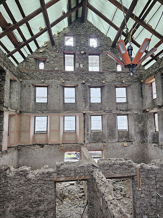 Sono iniziati i lavori di ristrutturazione per una casa tipica in un nucleo Leventinese.
Le prime fasi prevedono lo smantellamento degli elementi non conservabili, per poi dare spazio alla nuova costruzione che avverrà principalmente all’interno dei muri perimetrali in pietra naturale, che verranno valorizzati e integrati nel progetto. Un perfetto equilibrio tra tradizione e rinnovamento.
Seguiteci per scoprire l’evoluzione del cantiere!
#StudioGendotti #StudioGendottiSA #Airolo #Ticino #Architettura #Ristrutturazione #Demolizione