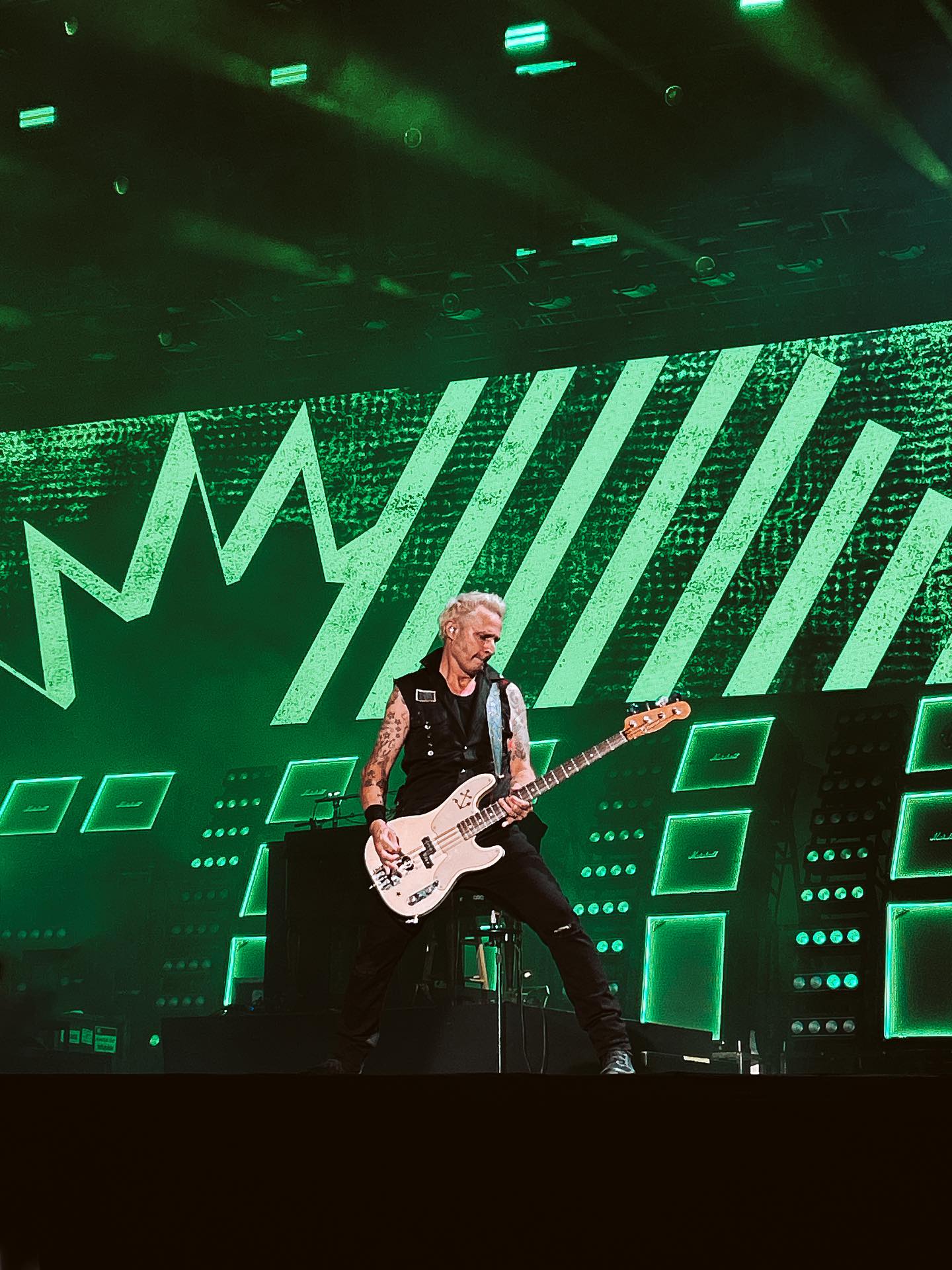 No nosso #TBTLive de hoje, relembramos a passagem do Green Day em Curitiba, da energia contagiante às críticas da setlist. 🤘
Leia a matéria completa em www.weinthecrowd.com
✍️📷 Amanda Batista
#greenday