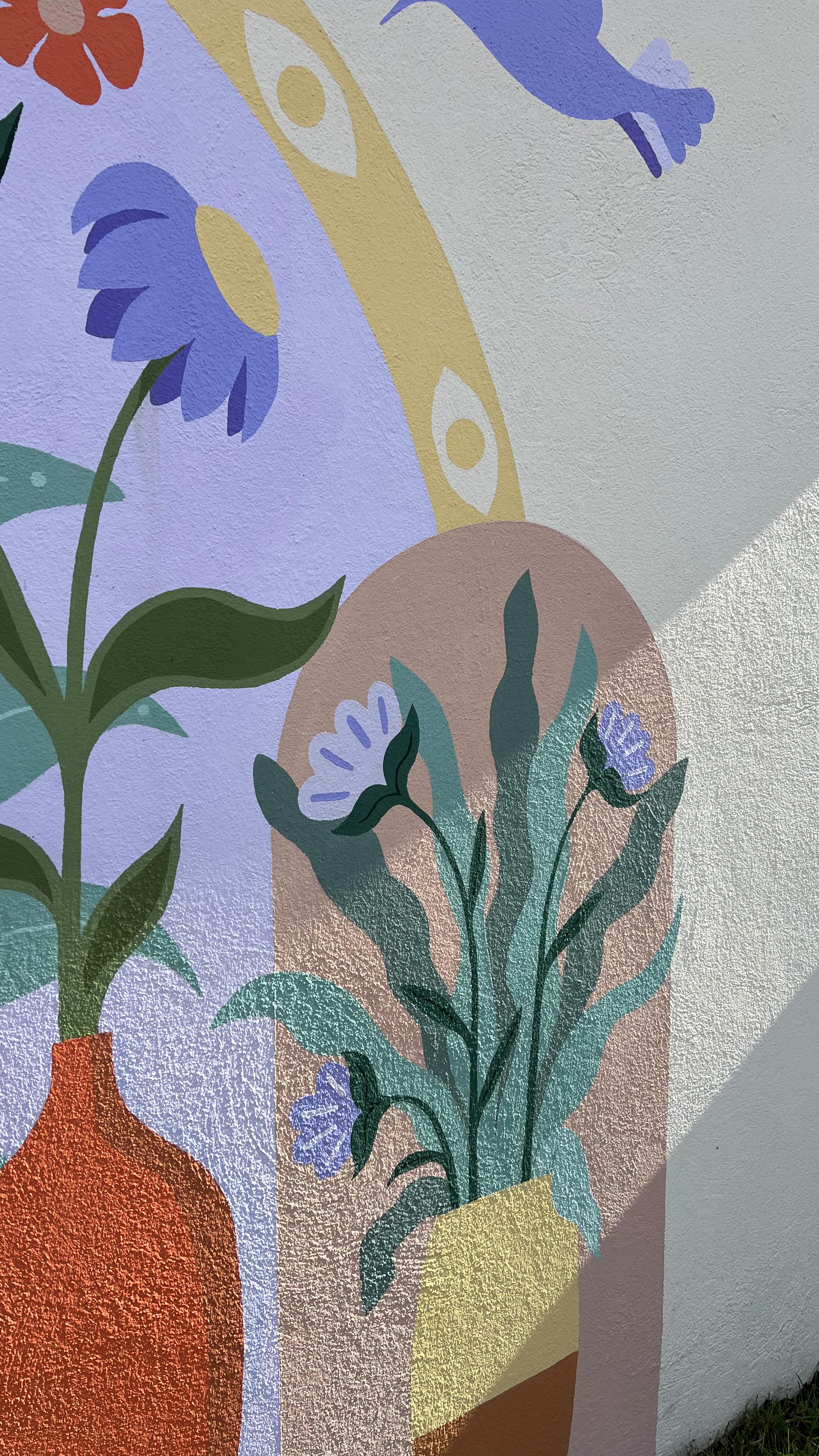 Et voilà, je vous ai promis de vous montrer la fresque fini et la voilà 😽
Je suis ultra fan, ça change complètement l’aspect du jardin et rajoute tellement de couleurs. Ça donne tous les jours le sourire à ma client et ça donner un boost au moral pendant ces mois d’hiver qui s’approchent rapidement 🧡💚💛💜
Merci Cécile de m’avoir fait confiance !!
Je suis disponible pour vos fresques, internes, externes, chez vous ou dans une autre entreprise. Envoyez moi un dm pour qu’on en discute 🧑🎨
Part 3/3