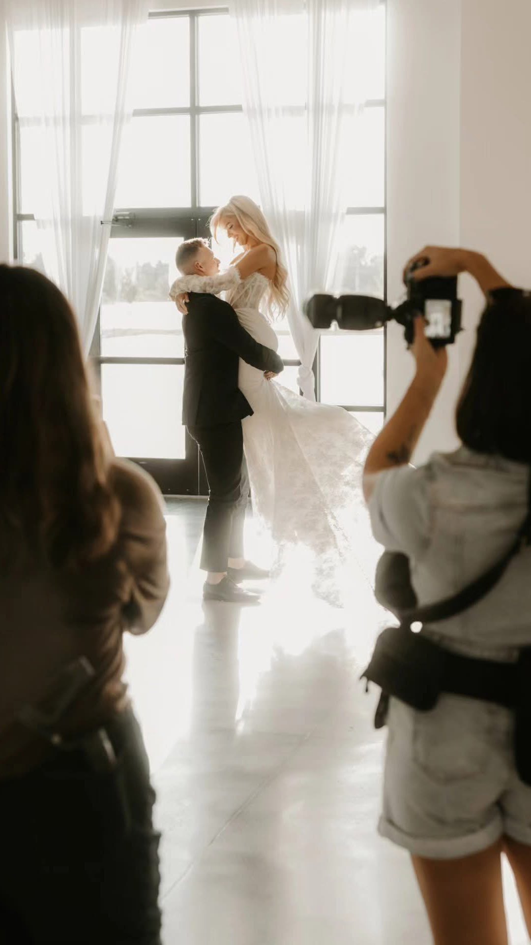 we are all so very blessed that @taylorswift dropped an album after @xoeventsanddesign stunning styled shoot!! … prepare to be sick of me 🤎✨
🤎✨: @xoeventsanddesign
📸: @white_wedding_photography
@priscillaslens @aarynmae.exposures
🤳🏼: @toastworthyeventsbyavery
💒: @rollingmeadowseventcenter
💐: @rollinghillseventrentals
💍: @neckersjewelers
🤵🏼♂️: @momentstuxshop
👰🏼♀️: @hopesbridaldavenport
💄: @renee.rumler
💌: @bp.creationery