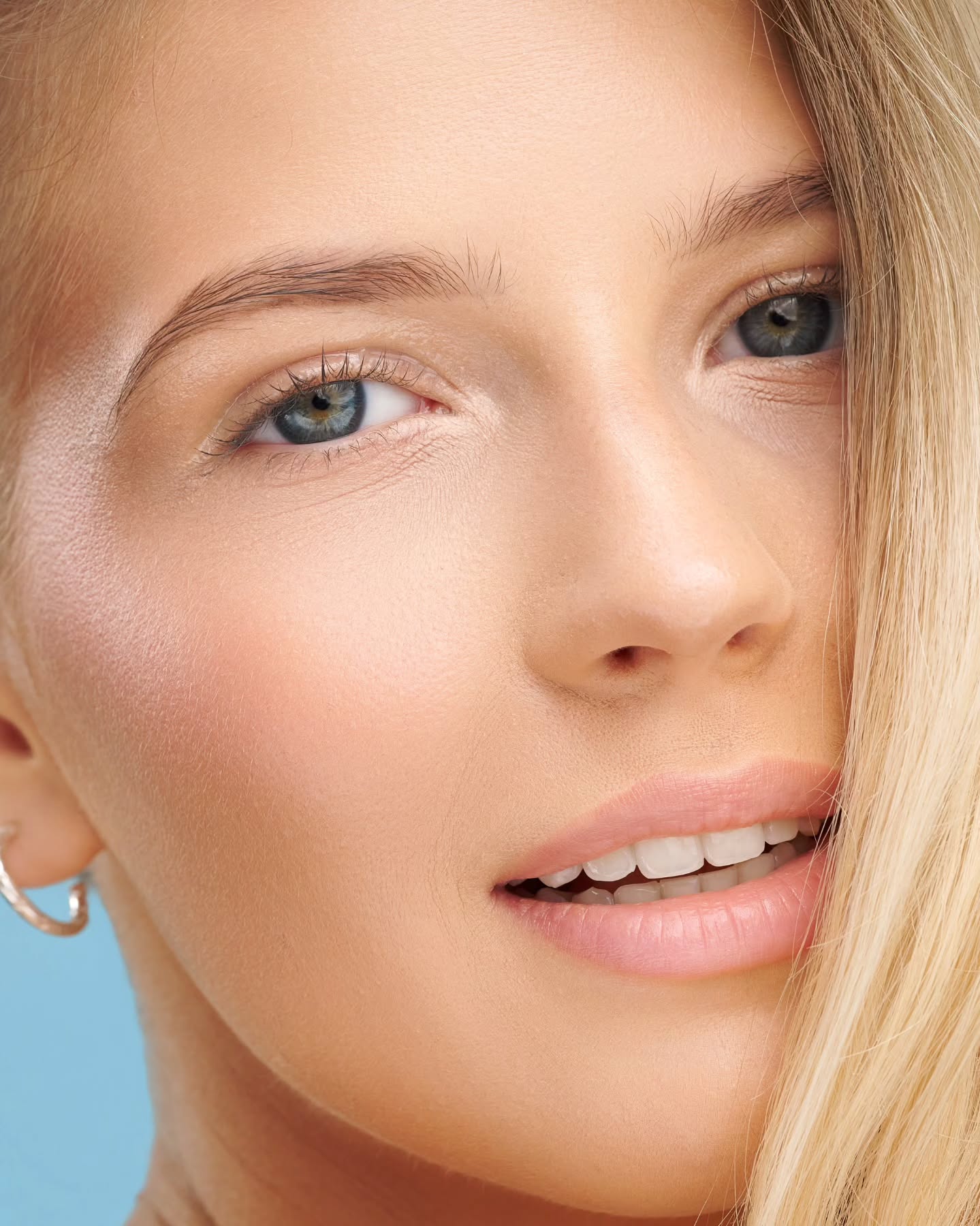 Proste w formie, trudne w realizacji.
Prostra forma daje skupienie na osobie, makijażu lub produkcie dlatego jeśli szukasz kogoś kto wie jak skupić uwagę na Twoim produkcie zgłoś się do Studio Station Group.
Stworzymy dla Ciebie materiały reklamowe które skupią uwagę na Twoim produkcie.
Twórcy którzy brali udział w realizacji tej sesji:
Foto: @romuluskr
Foto: @piotrpiatekcom
Video: @kamilkrajewski
Mua: @ilonagil_mua
Hair: @patrycjak_stylizacjafryzur
Model: @wrona.nikola18 by @bartlomiejbialy