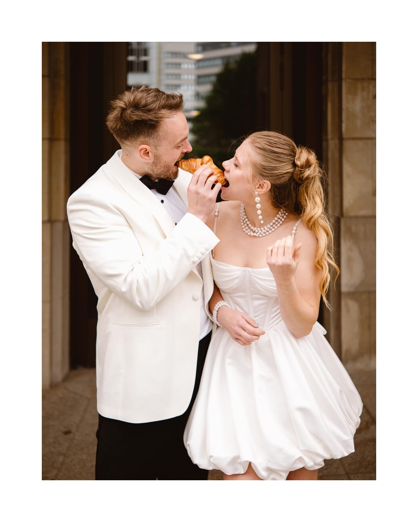 Parisian Chic trifft Croissant-Charme 🥐✨
Was passiert, wenn man ein Croissant in die Hand nimmt? Manchmal mehr, als man denkt. Bei diesem Shooting in Hamburg war es genau dieser kleine Twist, der plötzlich all die Leichtigkeit, das Verspielte und das Ungezwungene sichtbar gemacht hat. Lachen, Nähe, Verbundenheit – eingefangen in Bildern, die zeigen, wie Liebe wirklich ist: überraschend, lebendig und voller Freude.
Und das ist für mich das Schönste an Fotografie: dass nicht alles planbar ist, sondern die echten Momente zwischen zwei Menschen entstehen dürfen. Manchmal reicht ein Croissant – und daraus wird eine ganze Geschichte. 🥂💫
_
_
_
_
_
_
_
Concept & Creative Planning: @jaronkwast_photography
Organisation & Coordination: @alanasweddings
Photography: @jaronkwast_photography @kaiserlich.fotografie
Videography: @visu.alba
Dress: @modeatelierfuchs
Men‘s Suit: @wilvorst
Flowers: @atelier.zimmermann
Styling: @makeupartist_salina
Papeterie: @slowdown_art
Couple: @nananakone @jksr._
#HamburgWeddingPhotographer #HamburgWedding #HamburgBride #HamburgWeddingInspiration #ExklusiveHochzeitsfotografie #FineArtWedding #LuxuryWeddingPhotographer #WeddingPhotographerHamburg #HochzeitsfotografHamburg #HamburgWeddingStyle #WeddingPhotographerGermany #DestinationWeddingPhotographer #WeddingPhotographerEurope #LuxuryWeddingGermany #SyltWedding #SyltBride #TimmendorferStrandWedding #Inselhochzeit #Strandhochzeit #NordseeWedding #LuxuryWeddingPhotographerEurope #DestinationWeddingGermany #ExklusiverHochzeitsfotograf #WeddingMoments #ParisianChicWedding #AuthenticWeddingPhotography