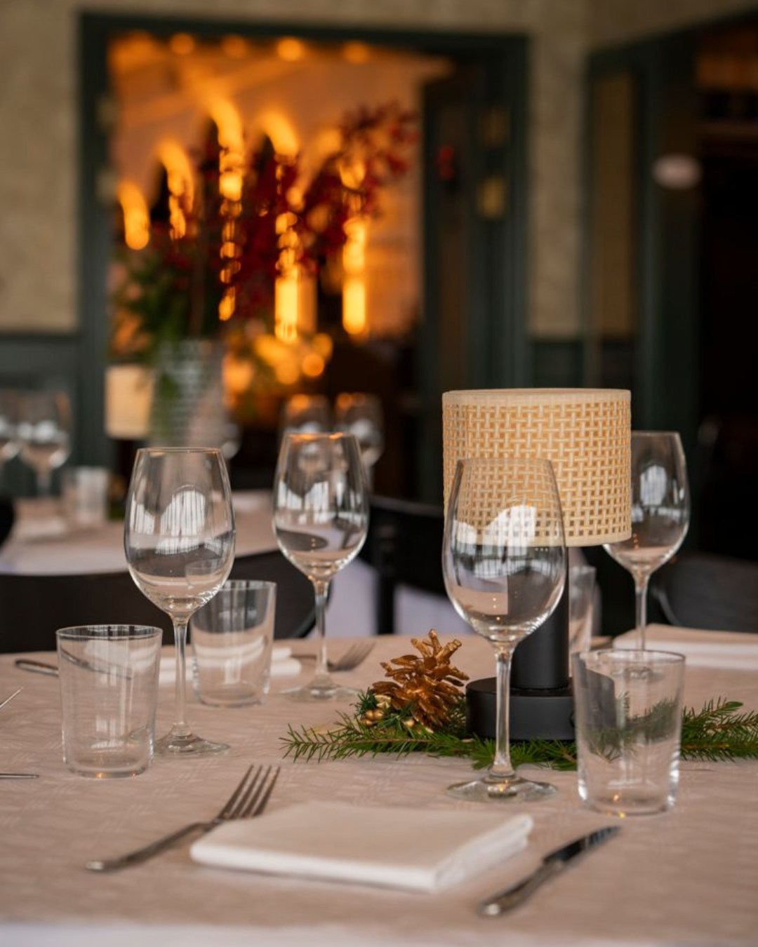 Starta familjens jul hos oss 🎁
Mellan 26 november och 24 december serverar vi ett härligt julbord för hela familjen - klassiska rätter, sötsaker och en stämning förstärkt av den gnistrande utsikten över skärgården i vinterskrud.
✨ Välkommen att boka er plats!