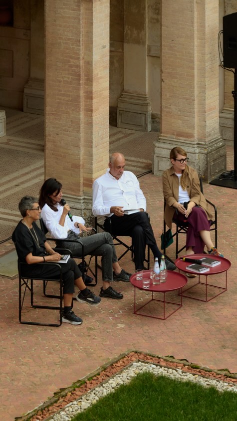 La sesta edizione di ๐๐ ๐๐ข๐ง๐ฌ๐ญ ๐๐ฎ๐ง ๐๐ง๐ ๐๐ฎ๐ฌ๐ญ ha visto la presentazione del volume โAgainst Sun and Dust 2020-2024โ, accompagnata da un talk con Barbara Casavecchia (caporedattrice di Mousse Magazine) e Pippo Ciorra (Senior Curator del MAXXI Architettura) insieme alle curatrici, Cornelia Mattiacci e Alessandra Castelbarco Albani.
In questโoccasione gli spazi interni e nei giardini della Villa hanno ospitato la proiezione di una selezione di film e video di artisti che, nel corso delle prime cinque edizioni, hanno contribuito a definire lโidentitร della rassegna.
La serata si รจ conclusa con โSalotti di paneโ, una cena-installazione ispirata alle pavimentazioni Cinquecentesche di Villa Imperiale curata da Forniture Pallotta, in un progetto che esplora il cibo come dispositivo conviviale, in cui si intrecciano nutrimento e narrazione.
Dal 2020, ๐๐ ๐๐ข๐ง๐ฌ๐ญ ๐๐ฎ๐ง ๐๐ง๐ ๐๐ฎ๐ฌ๐ญ esplora le potenzialitร generative e le criticitร insite nel rapporto con la storia e lโereditร culturale di Villa Imperiale, intrecciando arti visive, performance e installazioni ๐ด๐ช๐ต๐ฆ-๐ด๐ฑ๐ฆ๐ค๐ช๐ง๐ช๐ค con le stratificazioni temporali e architettoniche del complesso rinascimentale.
Video: @culto.productions
Cover ph: @steynesthesia + @matteo.bellomo
#asd #againstsunanddust #villaimperialepesaro