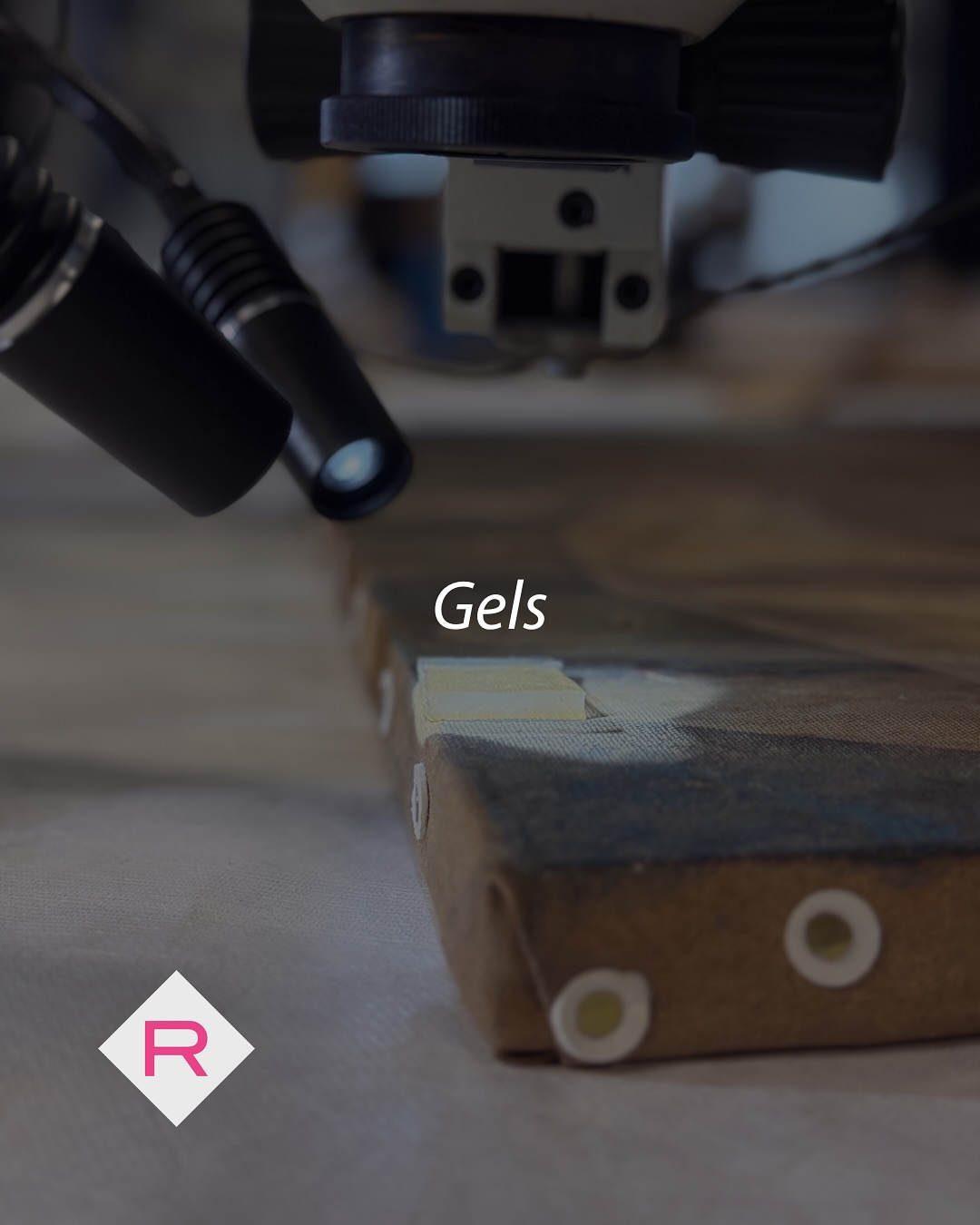 What could hydrogel face masks and molecular gastronomy possibly have to do with the cleaning of paintings? In conservation, breakthroughs often emerge by adapting advanced materials and techniques from other industries—transforming scientific innovation into refined tools for preserving cultural heritage.
For recent projects, we’ve been exploring the use of XKA gel, an innovative material developed by Matthew Cushman @artfoodgamesrepeat inspired by hydrocolloids used in the food industry. This hydrogel is a blend of xanthan gum, konjac, and agar-agar — forming a transparent, semi-rigid and flexible gel that adapts perfectly to the surface of a painting.
Why is it exciting?
- Can be applied on its own or infused with tailored cleaning solutions
- Releases moisture in a slow, controlled way (safer than traditional swabs)
- Lifts surface dirt efficiently without leaving residues
- Particularly effective for unvarnished paintings
- Safe for both conservators and the environment
In short: gentle, precise, and safe cleaning, tailored to the unique needs of each artwork.
At Redivivus, we are committed to using the most advanced methods available — so your collection can be preserved with the greatest care.
Studio Redivivus specializes in the conservation and restoration of fine art collections. If you’re looking for expert treatment or consultation on collection care, contact us at info@redivivus.nl