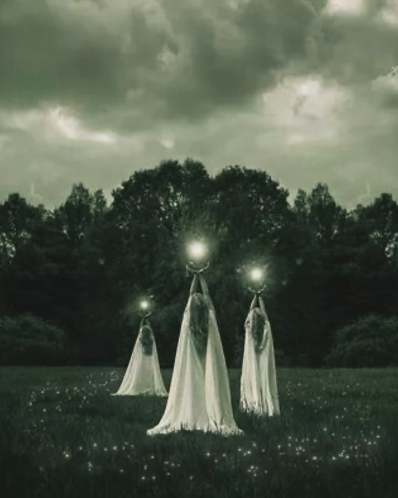 Lys er medicin for kroppen…
Vi bevæger os hastigt ind i årets mørke tid - dage med færre soltimer og mere kunstigt lys.
Det er derfor nu, vi skal huske, hvor meget vores krop har brug for den naturlige rytme af lys og mørke.
Det handler ikke kun om energi og humør. Hele vores hormonsystem styres af lysets puls. Så når vi mister forbindelsen til solens rytme, mister kroppen sin naturlige balance – selvom vi spiser sundt, træner og passer på os selv.
Derfor er det ekstra vigtigt i vinterhalvåret:
– at komme ud i dagslyset, når solen er fremme
– at lade øjnene møde morgenlyset
– at give kroppen den naturlige kontrast mellem lys og mørke
Din krop længes efter rytme. Efter solopgang og solnedgang. Efter det enkle, men kraftfulde skifte mellem dag og nat.
Husk det💛
Kærligst Pernille
______________________________________
#levilyset
#vinterbalance
#naturligrytme
#lysetterkroppen
#indreklarehed
#helsemedlys
#årstidensvisdom
#roognærvær
#cirklenatmørkelys
#bevidstliv