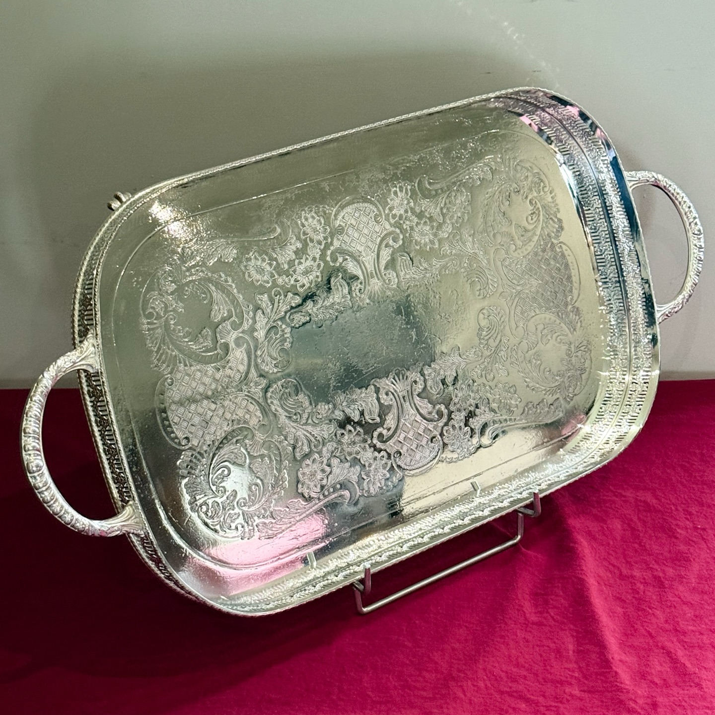 ❌vendu❌Grand plateau sur pieds en métal argenté anglais Copper exclusivité Christofle .
Un joli décor floral gravé au centre et une guirlande de fleurs sur le pourtour de la ceinture .
Dimensions :
De anse à anse : 58,5 cm
Longueur plateau : 47 cm
Largeur : 29,5 cm
Hauteur : 6,2 cm
Poids : 2kg100
Bel état , bel brillance , quelques légères traces d’usures du temps .
Un très joli rendu .
Marqué au revers Copper exclusivité Christofle .
🛒 prix et disponibilité dans la boutique en ligne .
#argenterie #plateau #artdelatable #artderecevoir #copperplates #christofle #decoration #elegance #antiquité #misslittlebottle