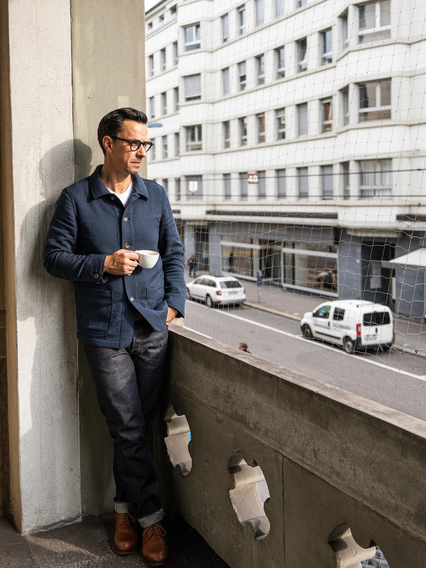 🍂 Heute trage ich mein erstes Herbst/Winter Outfit – und ich liebe es! Unser Shacket aus 100% Baumwolle im blauen Fischgrat-Muster ist der perfekte Mix aus Style und Komfort. Dazu kommt unser klassisches Baumwoll-T-Shirt – schlicht, aber stark. Getragen mit einer Selvage Denim von Edwin, „Made in Japan“, für den extra coolen Vibe. Abgerundet mit handgefertigten Schuhen von Handmacher aus Österreich. Alles super comfy, alles ready für die Saison. #FallFit #ShacketSeason #MadeToLast #EdwinDenim #HandmacherShoes #OOTD #HerbstStyle #madetomeasuresuits #masskleiderzürich #massschuhe