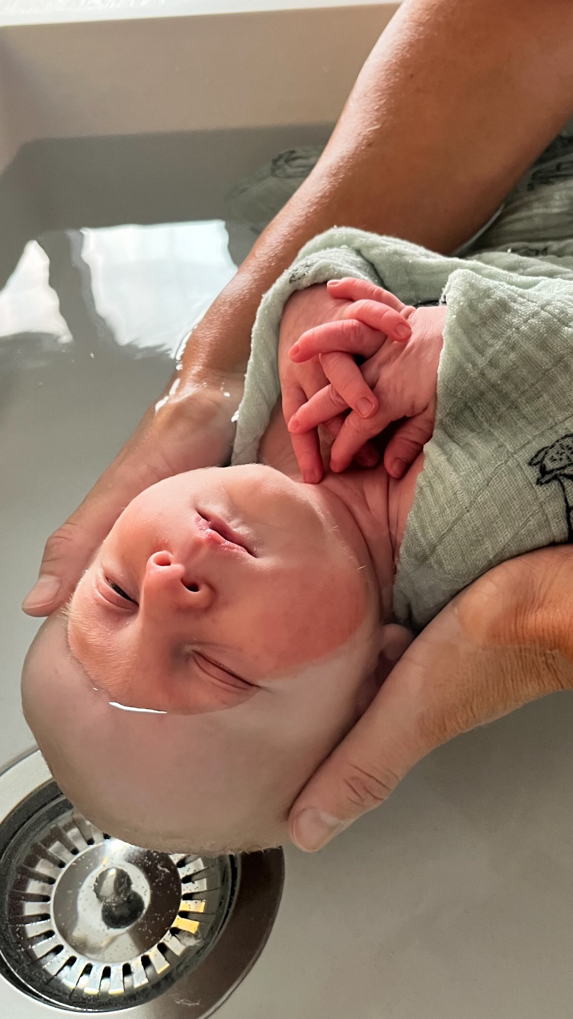 C’était son tout premier bain, un moment rempli d’émotion et de douceur. Un véritable thérapeutique bain bébé qui nous a emmenés dans son univers. Merci, petit bébé, pour ce moment magique et inoubliable.
#BainBébé #BainDeSonia #ThalassoBainBébé #BainThérapeutique #BainRelaxantBébé #DétenteBébé #BébéApaisé #BébéBienÊtre #BainÉmotionnel #RituelBébé #PremiersMoments #BainDeDétente
#tbb