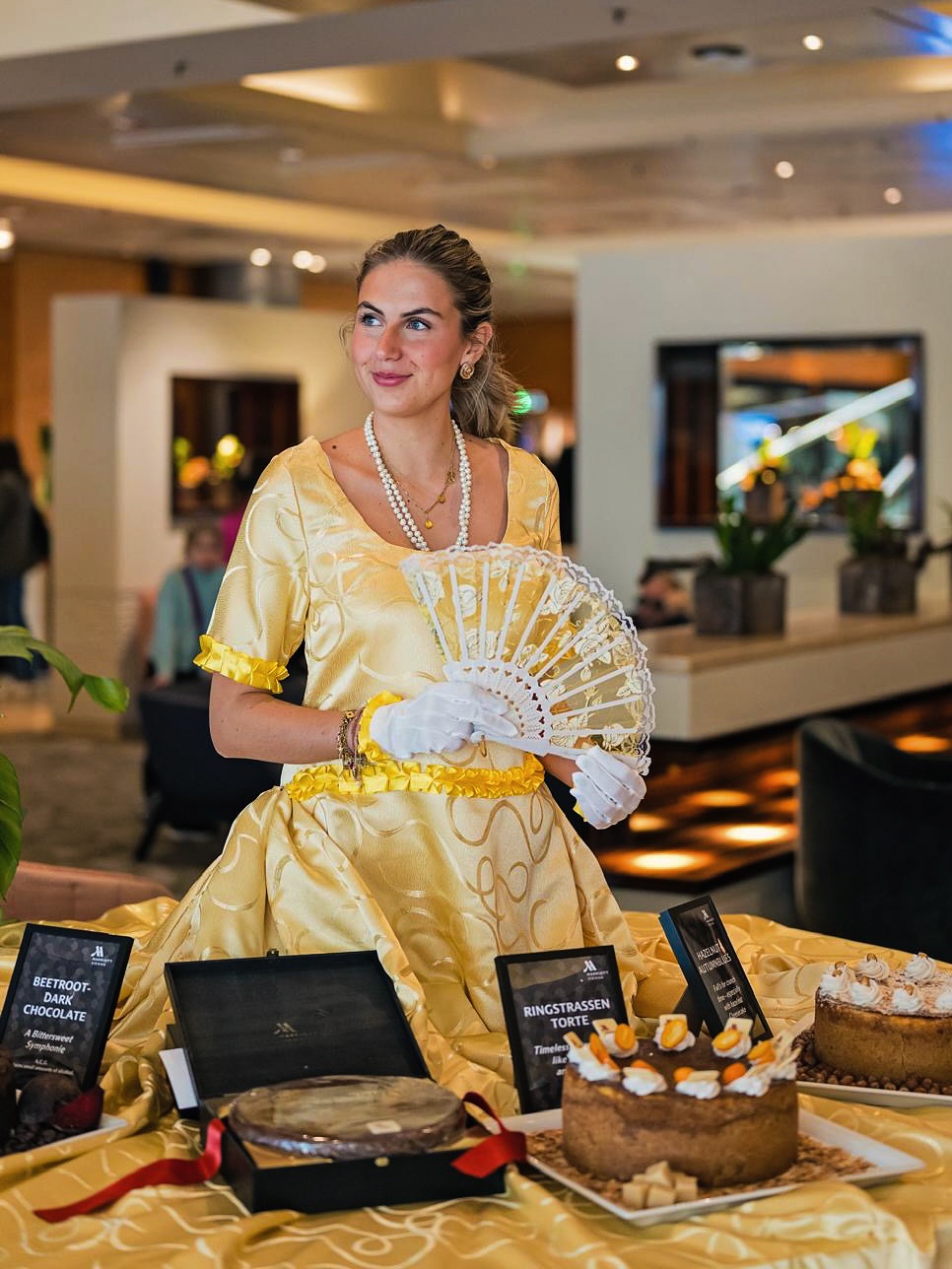 Cheesecake Tasting im @vienna_marriott_hotel 🍰👩🏻🍳
Unsere Gastro Exclusive Mitarbeiter:innen waren beim #CheesecakeTasting im Vienna Marriott Hotel im Einsatz – und das gleich in mehrfacher Rolle: als Serviceprofis und als „Cheesecake-Prinzessinnen“.
Ein schöner Einblick, wie vielfältig Arbeiten in der Gastronomie sein kann – und wie viel Engagement, Flexibilität und Spaß unser Team in jedes Event bringt.
#GastroExclusive #Eventservice #ViennaMarriottHotel #CheesecakeTasting #Teamwork #Gastronomie #Wien #Hospitality