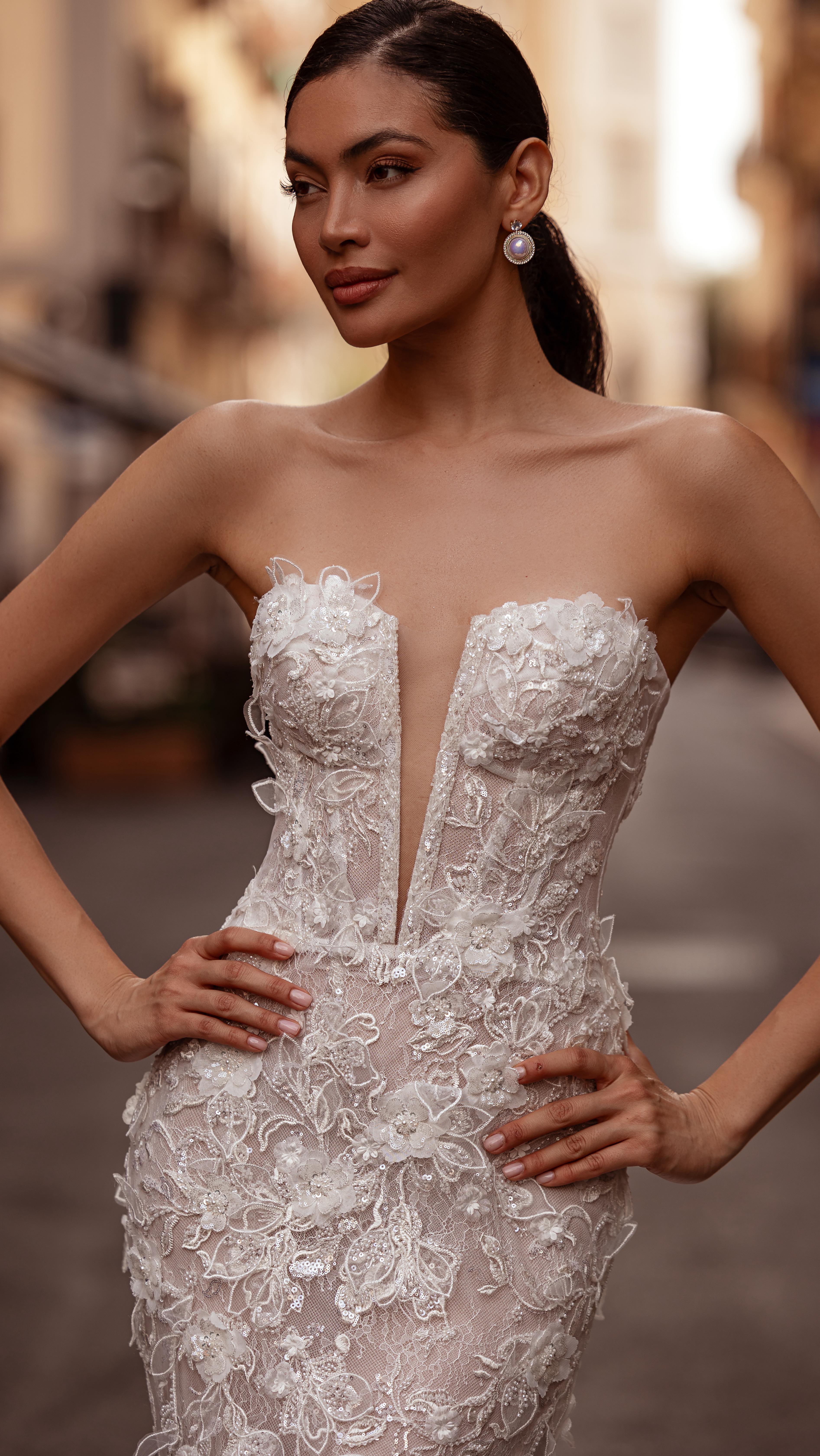 Because every detail should feel like a dream✨#weddingdress #olivelli #engaged #wedding