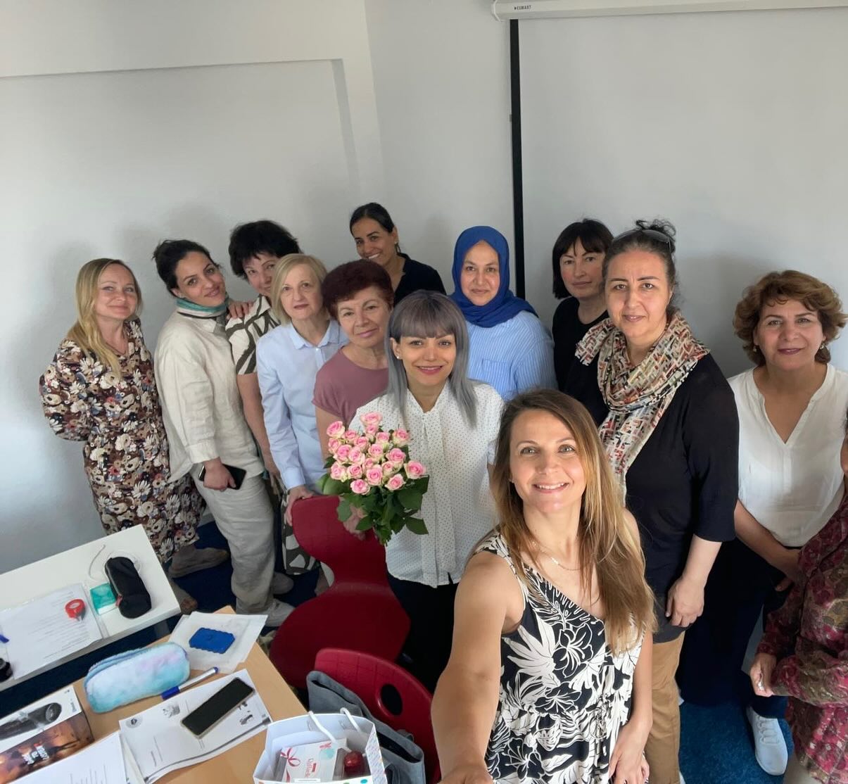 Mia Kurs 2025 🌸✨ – viel bewegt, Deutsch gelernt & gesprochen 🇩🇪🗣️, gelacht, gelebt und motiviert 💕💪. Mit schönen Exkursionen in den Palmengarten 🌴 & die Bibliothek 📚 sowie Kaffee & Kuchen ☕🍰 – ein Jahr voller Freude & Zusammenhalt!”
👉 #SuperMiaKurs2025 #DeutschLernen #DeutschSprechen #FrauenPower #Zusammenhalt #Motivation #Lebensfreude #Palmengarten #Bibliothek #kaffeeundkuchen