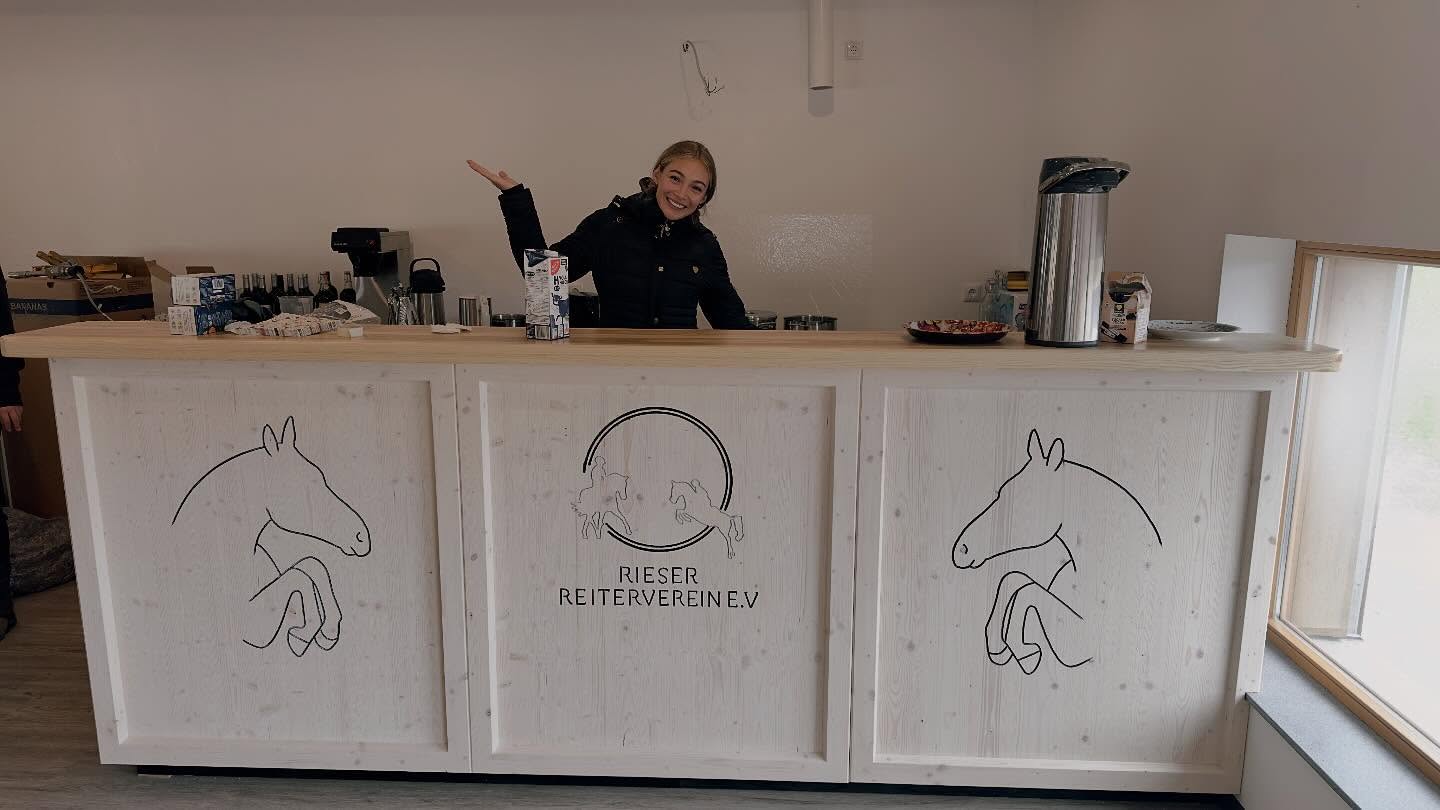 Ein Highlight im neu renovierten Stüble ist die einzigartige Theke mit unserem Logo! Lieben wir! ❤️❤️❤️❤️
#reitverein #stüble #meisterstück #schreiner #handwerk #stüble #verein
