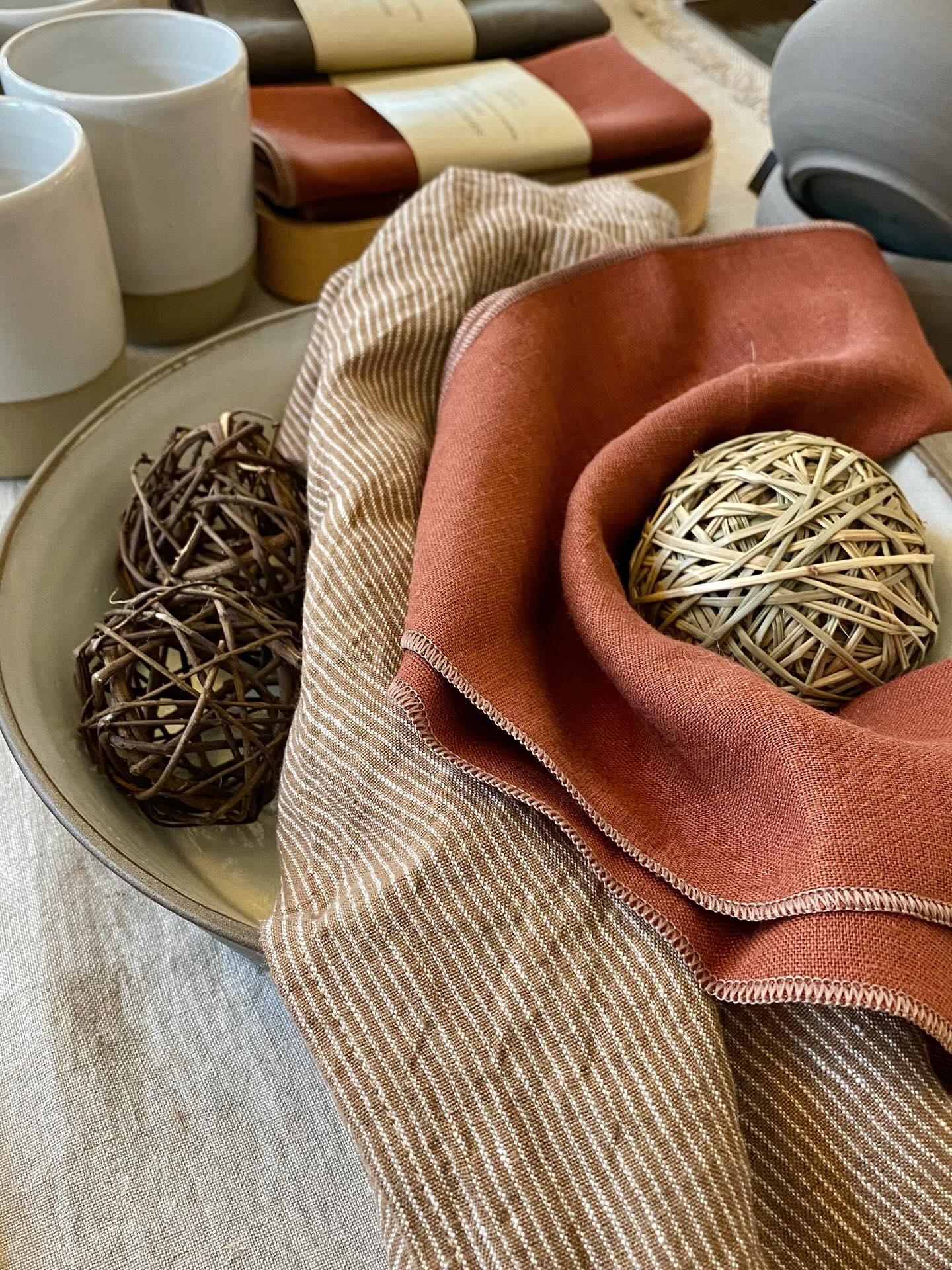 Linge de cuisine et de table en lin dans des teintes douces et chaudes, inspirées de l’automne 🍂.
Simplement essentiel.
Céramiques @tartinegrillee.ceramique 🤎
#serviettedetable #serviettedetableenlin #essuievaisselle #torchonenlin #linlavé #linbelge #artisanatbelge #cestdubelge #ceramiquebelge #ceramics #claylover #linenlover #ilovelinen