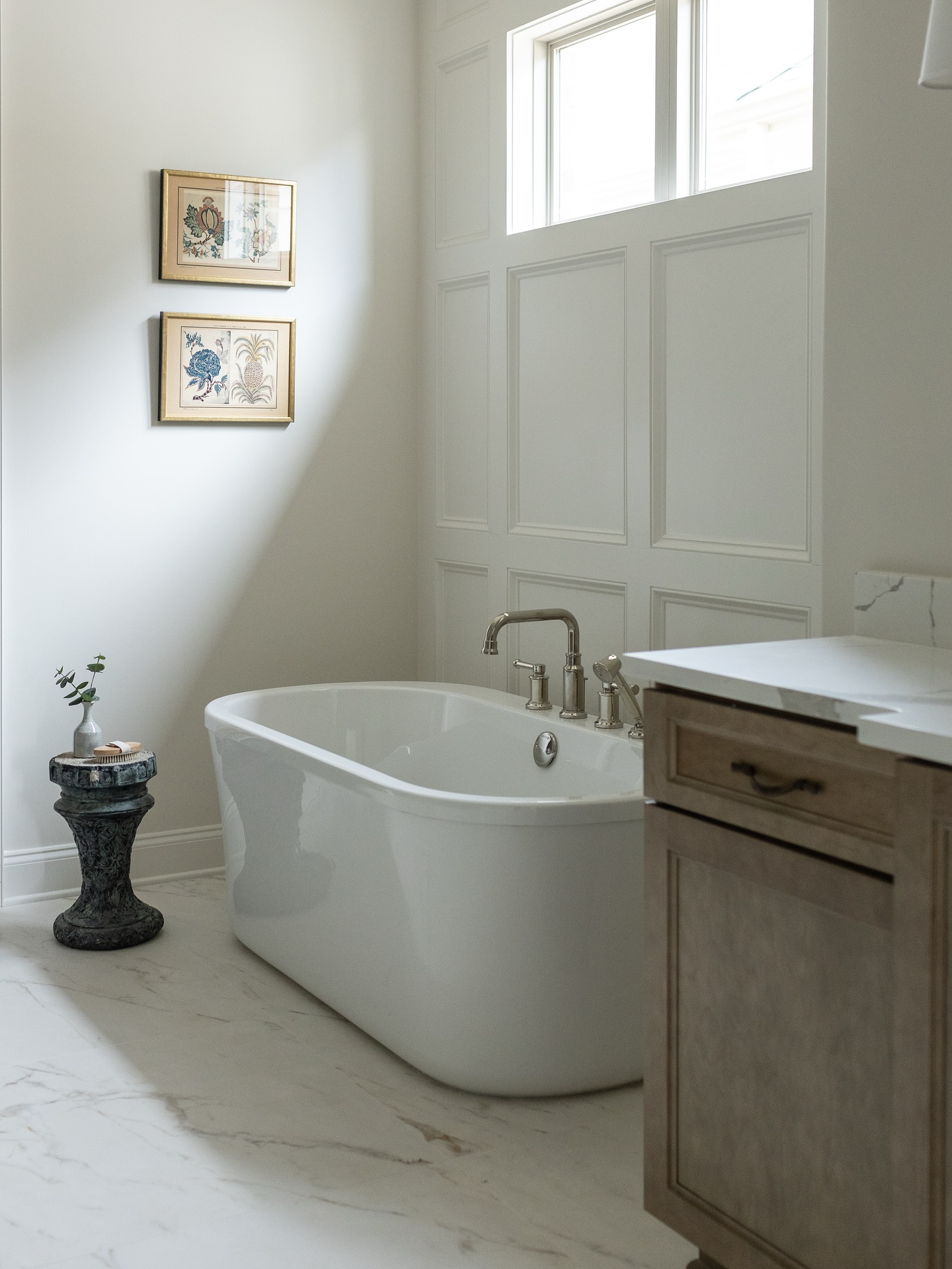 There’s something about this moment that always feels like it clicks for me. Maybe it’s the way the light pours in, the quiet simplicity of the space, or the antique art that brings history into the room. Whatever it is, this photo reminds me why I love what I do〰️how the right mix of light, detail, and calm can create a place that feels like home.
Builder: @dickensbuilt
Photography: @jennifer.saltsman.photography