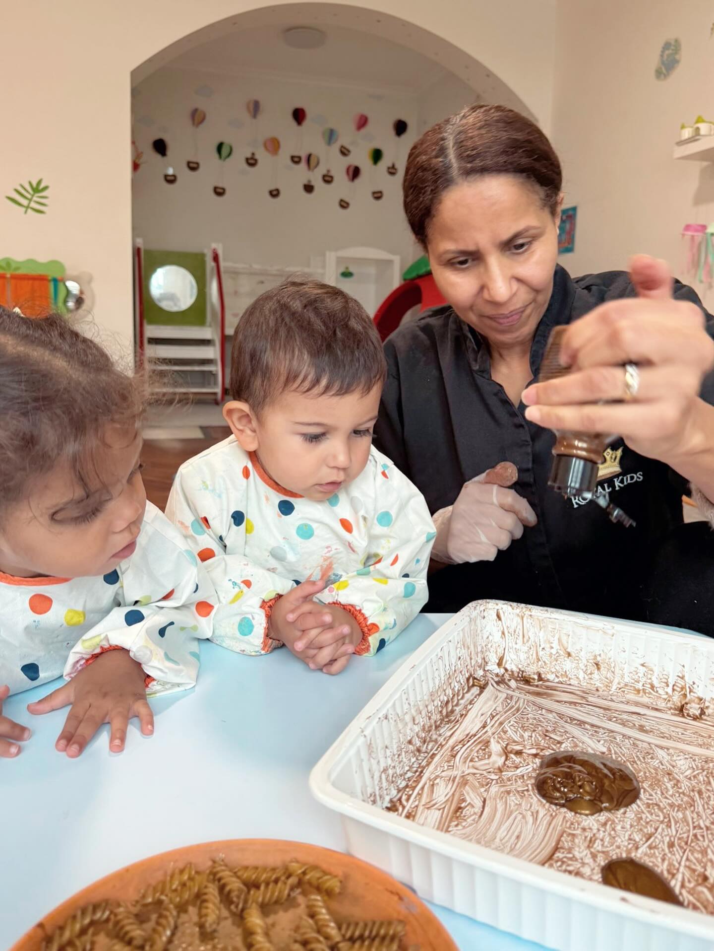 De tout petits gestes pour un immense amour ❤️👑 nos Royal Babies ont célébré la Journée des Papas avec tendresse, sourires et jolies créations faites avec leurs petites mains 👶🎨
Bonne fête à tous les papas ! 👑🇱🇺
Kleng Gesten, mee vill Léift! ❤️👑 eis Royal Babies hunn haut mat Freed an Häerzen hir Pappen gefeiert 👶🎁
Schéine Pappendag un all eis super Pappen! 👑🇱🇺