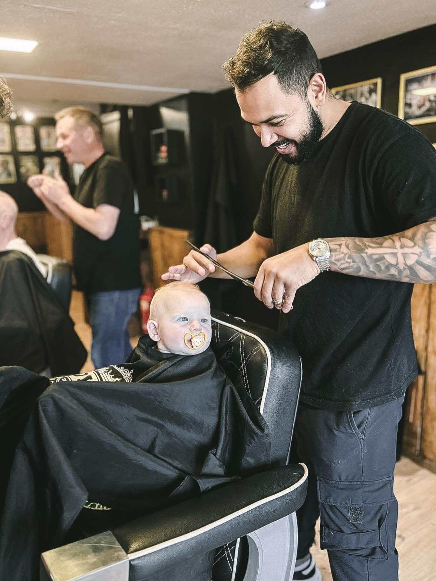 There’s nothing quite like those very first haircuts ✂️
An absolute honour to be trusted with such a special milestone, thank you for letting us be part of it! Absolute pure joy from this superstar.
Barber - @lsthebarber
#barbershoproyals