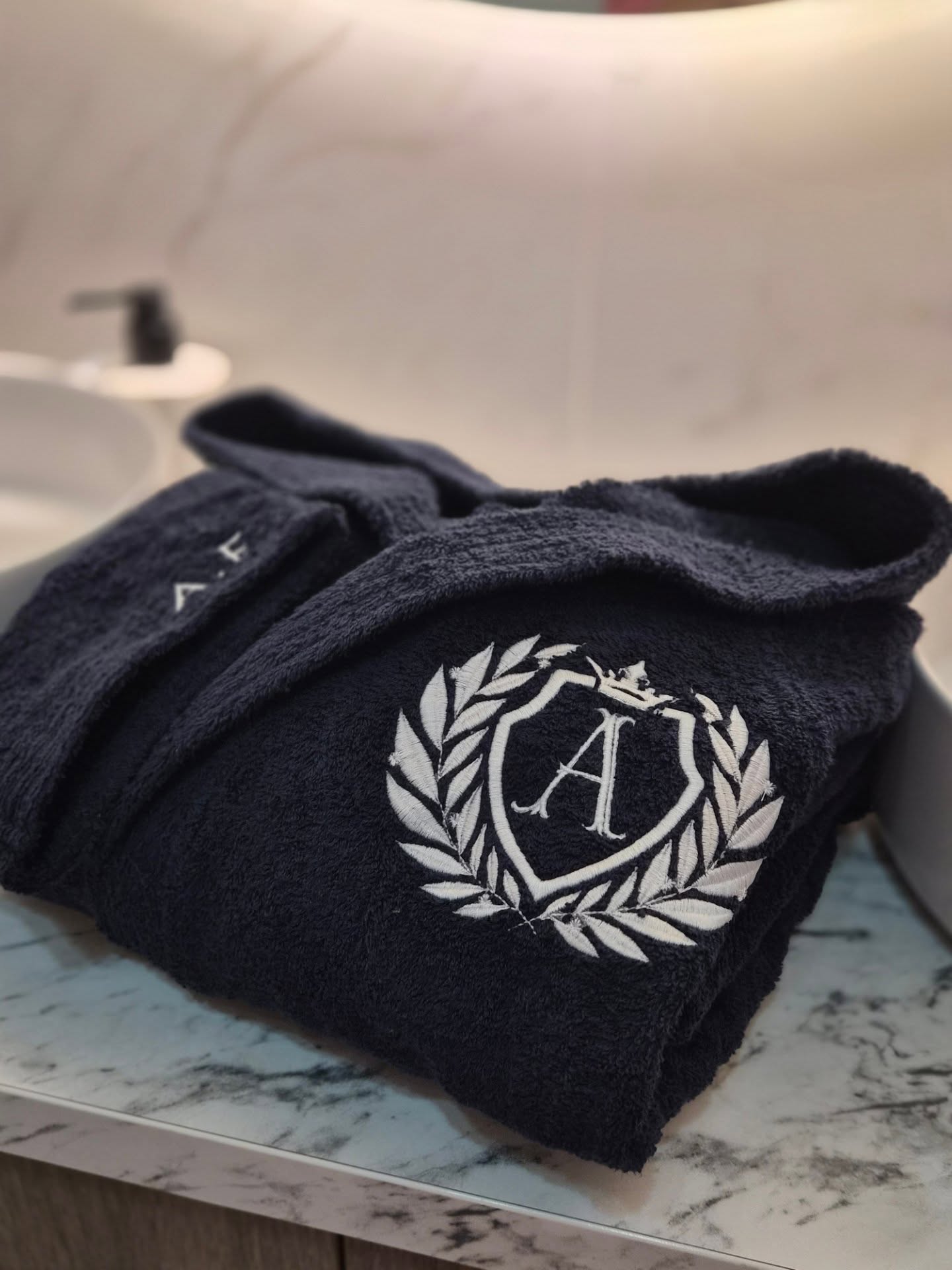 Parce qu’il n’y a rien de plus agréable que de se plonger dans un peignoir moelleux juste après la douche ✨💦
Et en bonus… fini les montagnes de serviettes dans la machine 🧺➡️ un vrai gain de confort et de temps !
Personnalisez-le avec un prénom, des initiales ou un petit mot 💝.
Un cadeau unique pour un anniversaire, un mariage, ou juste pour se faire plaisir 🤍
✨🌟 et comme Chaque semaine, tentez de remporter un bon d’achat de 20€!
C’est simple: laissez votre trace avec un like et un commentaire sous nos 6 derniers posts.
Le tirage au sort sera effectué dans les commentaires.
Ne manquez pas cette chance de gagner! 🎁💖