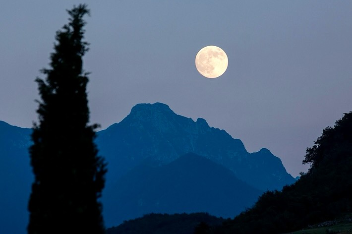 🌔 Full moon energy is considered a powerful time for release, closure and making space for new possibilities by letting go of what no longer serves you. It felt like the perfect night for us Jenna @goldenharmonics and Yulia @innerpeacecoachingwithyulia to offer our last ✨Somatic Release & Soundhealing✨ event of 2025. We would love for you to join us if you’re ready to release tension and stress and if you re craving a deep reset.
We release the Psoas muscles that are connected to the diaphragm and reptilian brain, and therefore our fight or flight response.
✨ Why:
During stressful and traumatic experiences, as the nervous system receives the threatening information that the body is being attacked, the body goes into higher alert and the Psoas muscles tighten and contract as a means of defence and protection. Over the years and decades this can build up and contribute to physical tension, chronic pain, anxiety, insomnia, lack of focus and motivation, and more.
✨ How:
Yulia guides you through a series of postures which support the Psoas to get ready for the release. Participants then rest on their back where they experience a gentle shaking sensation as the body releases and the nervous system regulates itself. Jenna supports this transformational process through the healing sound of her Alchemy Crystal Bowls, in order to deepen the experience on a cellular level. The powerful vibration and nourishing sound help the nervous system to shift into an even deeper relaxed state. We close and integrate the session with a guided meditation.
✨ Where:
We re offering this event at the cozy octagon Yoga Spirit Studio in Bragg Creek @yogaspiritbraggcreek
✨ When:
November 5th at 7pm
$62 etransfer to contactinnerpeacecoaching@gmail.com or go to eventbrite.ca/e/full-moon-somatic-release-and-alchemy-sound-bath-tickets
Yulia is a Trauma-Informed Yoga Therapist and Clinical Hypnotherapist who has been supporting her clients for 15 years www.innerpeace-coaching.com
Jenna is a passionate Holistic Wellness Expert and Soundhealer www.goldenharmonicssound.com
