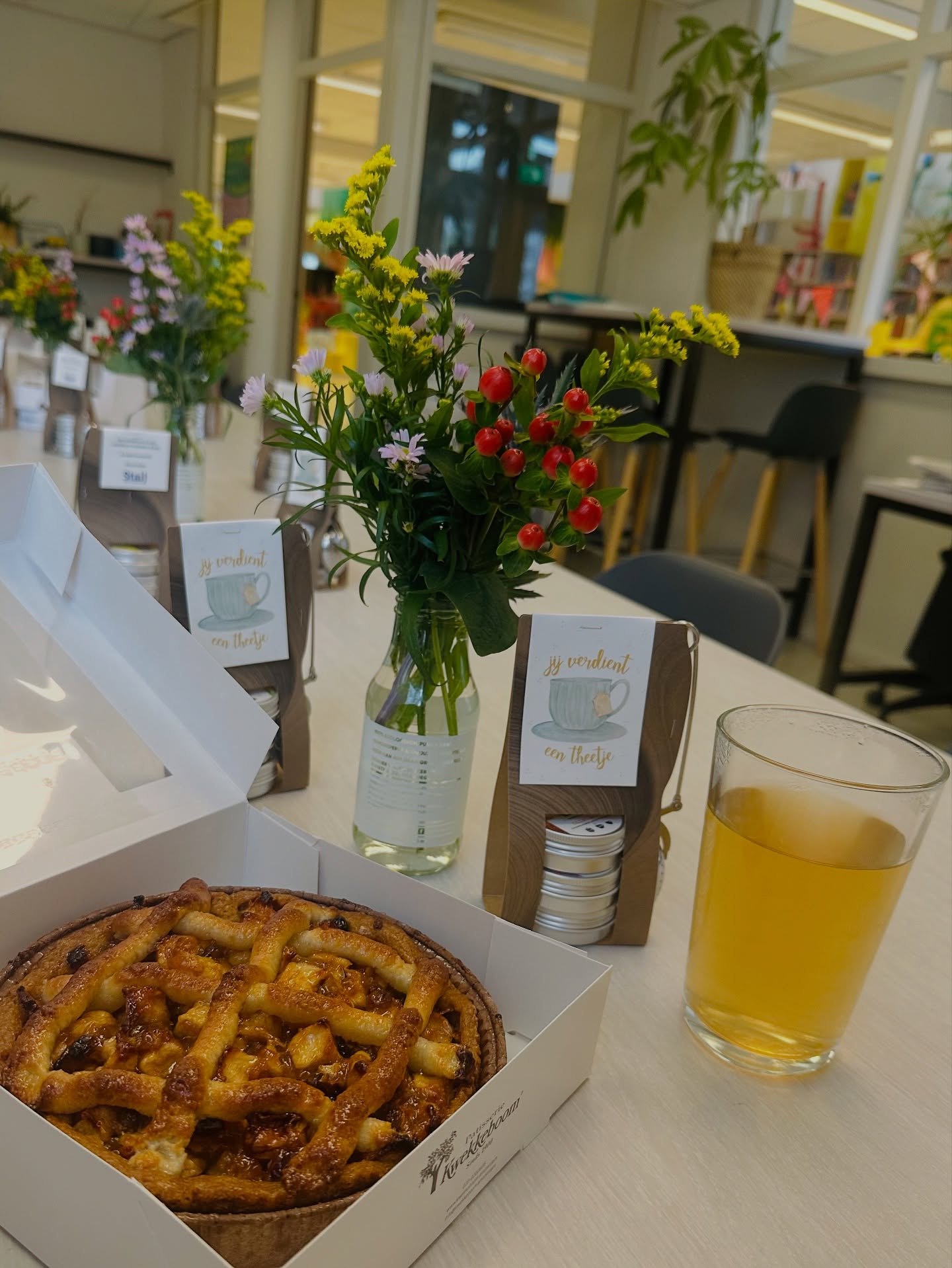 🌟 Vandaag is het Dag van de Leraar! 🌟
Een perfect moment om ons fantastische schoolteam, van leraren tot ondersteuners, in het zonnetje te zetten. 💐
Elke dag zetten zij zich met passie en energie in om onze leerlingen te laten groeien. 🌳
🙏 Dank voor jullie inzet, jullie geduld en jullie eindeloze betrokkenheid. Jullie maken écht het verschil!
💛 Geven jullie de leraar of ondersteuner vandaag ook een extra compliment?