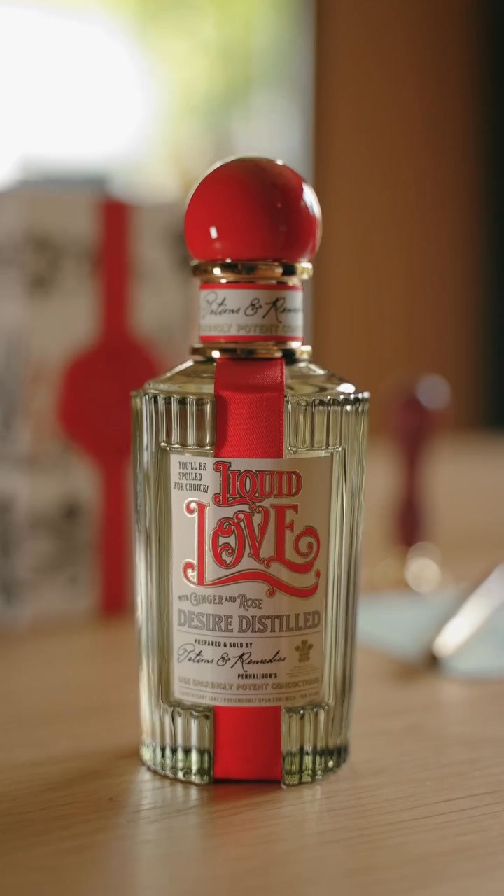 ❤️🔥 Liquid Love – Penhaligon’s
Una pozione d’amore moderna, audace e magnetica.
Questa fragranza unisex della collezione Potions & Remedies è un incantesimo olfattivo che accende i sensi e fa battere il cuore.
🌶️ Note di testa: pepe rosa, zenzero, curcuma
🌹 Cuore: rosa, nocciola verde, peperoncino rosso
🌲 Fondo: muschio, sandalo, cashmeran
Ogni spruzzo è un brivido: piccante, sensuale, irresistibile.
Perfetto per chi ama vivere l’amore con passione e un pizzico di mistero.
✨ Scoprilo ora su produmerialorenzi.it
📍 Vieni a provarlo in boutique a Milano
#LiquidLove #Penhaligons #ProfumeriaLorenzi #PozioneDAmore #ProfumiDiNicchia #FragranceAddict #ReelProfumo #Milano