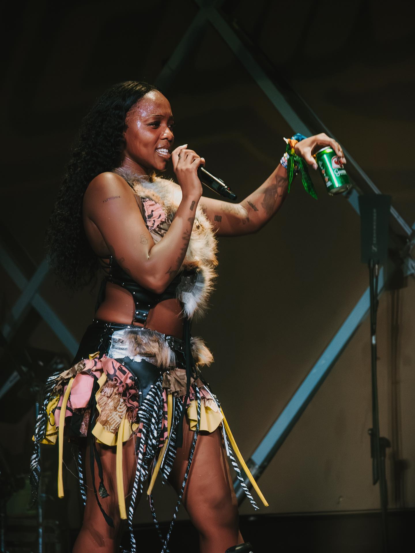 Rachel Chinouriri (@rachelchinouriri) estreou no Brasil com casa lotada no Cine Joia. Teve samba, emoção, parabéns em português e um final na plateia ao som de “Never Need Me”.
Pra conferir a resenha completa e mais fotos acesse nosso site! 🩷✨
✍️ Mari
📸 @carolmarins.jpg
#rachelchinouriri