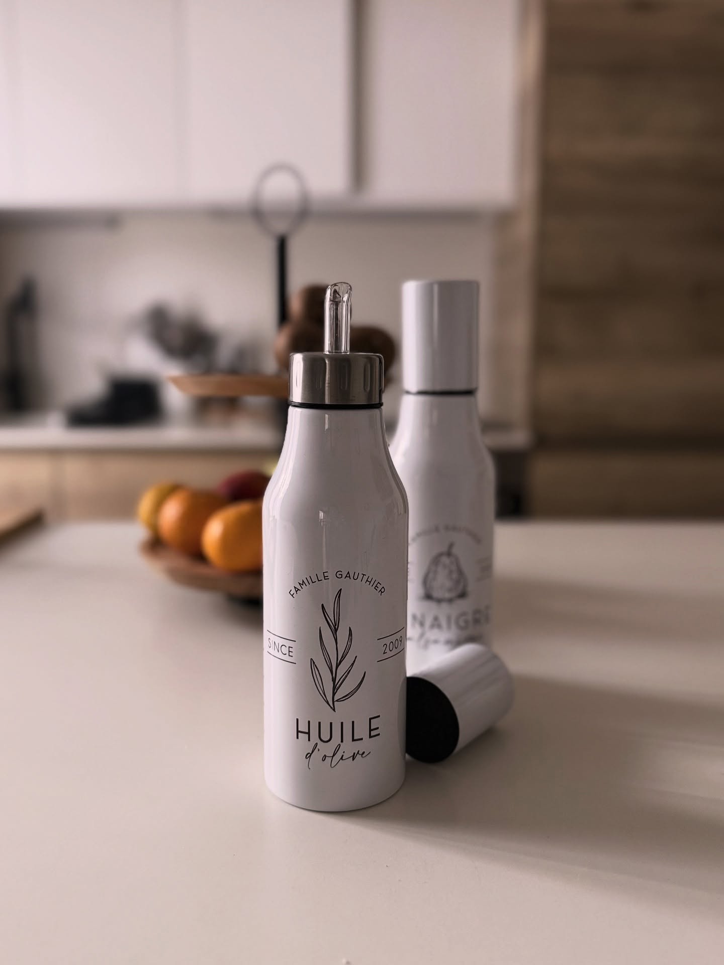 Travailler sur les nouveautés, imaginer des objets du quotidien à la fois utiles, authentiques… et les rendre uniques ✨
Ici, des bouteilles pour l’huile 🌿 personnalisées en sublimation (donc pas d’étiquette qui s’abîme, c’est imprimé directement dessus !).
Vous aimez cette idée ? On continue à imaginer de nouveaux produits comme ça ?
#bouteillehuile #cuisineauthentique #ustensilescuisine #personnalisation #cadeauunique #sublimation #artdelatable #homedecor #kitchenstyle #slowdecor #decoauthentique #slowlife #designfrancais #decointerieur #handmadewithlove #luzetnina #toulouse