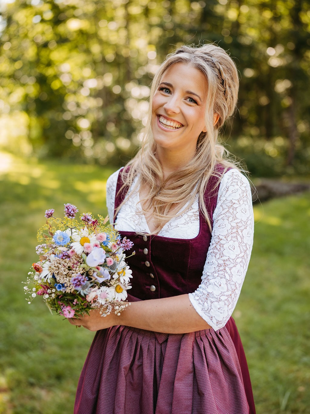 Blumen im Arm, Samt auf der Haut & ein Lächeln, das verzaubert.
Dieses Dirndl in warmem Beeren-Ton vereint zeitlose Eleganz mit einem Hauch Romantik – perfekt für besondere Momente zwischen Wiese und Wiesn.
Was sagst du? Würdest du es tragen?