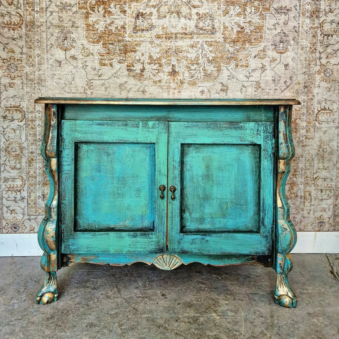 Prachtig vintage dressoir, volledig gerestyled in een opvallende turquoise kleur met gouden accenten.
Handgeschilderd met een luxe, antieke afwerking
Elegante poten met sierlijke details en schelp-ornament
2 deuren met originele metalen handgrepen
Stevig en functioneel, ideaal als opbergkast of eyecatcher
Afmetingen (ongeveer):
Hoogte: 70 cm
Breedte: 88 cm
Diepte: 40 cm
Om meer nieuwe unieke meubels te ontdekken, bekijk ook eens mijn andere advertenties.
Mina Donyavi Art Gallery
Velp(Noord-Brabant)