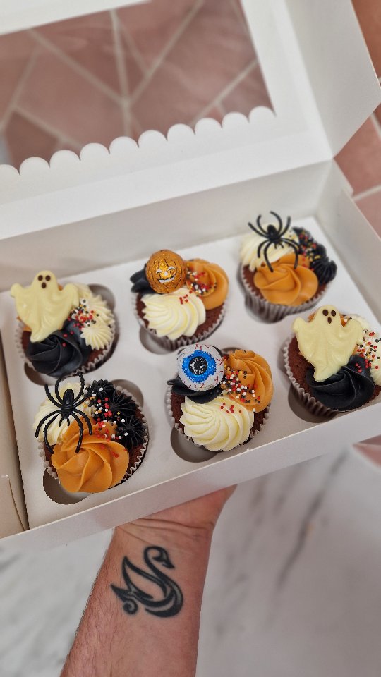 BOEEEH!!!
Snoep of schrik! Haha
Gaan jullie met Halloween langs de deuren of een optocht lopen? Vergeet dan niet wat lekkers in huis te halen! En dan heb ik het niet over "zomaar een zakje snoep".... Neee, dan bedoel ik het echte werk! De bloody red velvet cupcakes om precies te zijn.
#suikertijd #themacupcakes #halloweenoldenzaal #halloweenlosser #cupcakes #feest #goodfoodgoodmood