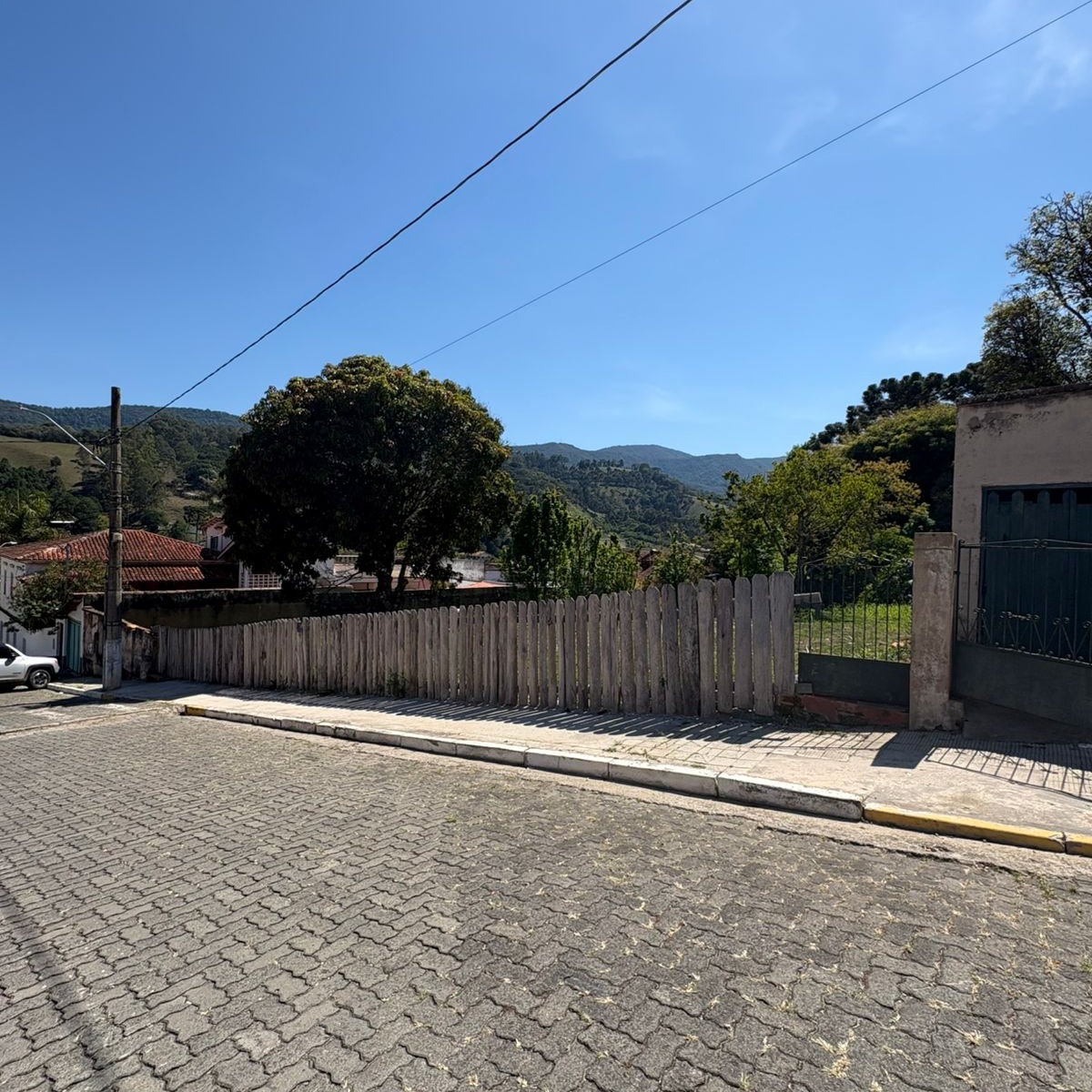 Lote Exclusivo de 1.661 m² no Coração de Delfim Moreira.
Este é um terreno único na cidade! Com uma área generosa de 1.661 m², destaca-se por ser totalmente plano, o que facilita e reduz o custo de qualquer tipo de construção.
Localizado estrategicamente no centro de Delfim Moreira, oferece a máxima conveniência: está a poucos passos de todo o comércio local, como supermercados, farmácias e lojas, e possui fácil acesso às escolas da região. Uma oportunidade imperdível para investidores ou para quem busca o local perfeito para construir a casa dos sonhos!