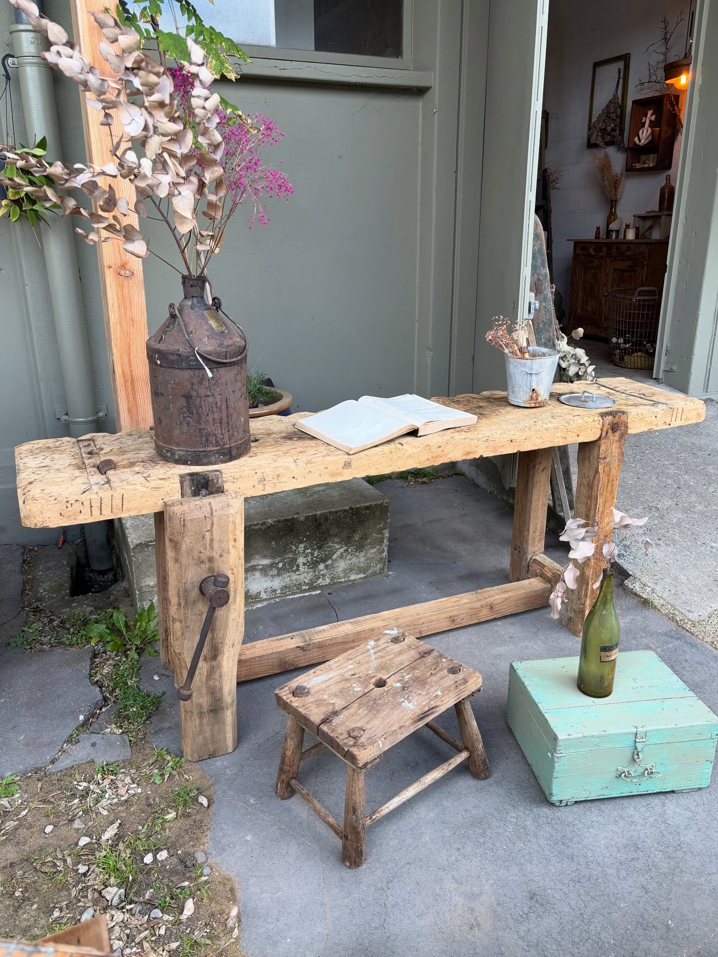 🤎 Ancien grand établi de menuisier
Plateau en sapin massif marqué par les traces du passé
Joli détail de bois cranté tout le long au dos du plateau Presse d’origine fonctionnelle en chêne
Piètement en chêne qui a été traité
Une belle pièce de caractère et d’authenticité
Dimensions : L 198 x P 39 x Ht 75 cm
Disponible en boutique aux @pucesducanal et sur notre e-shop (lien en bio) 🏷️
Établi - meuble de métier - brocante - décoration - brocante en ligne - meuble ancien - établi de menuisier