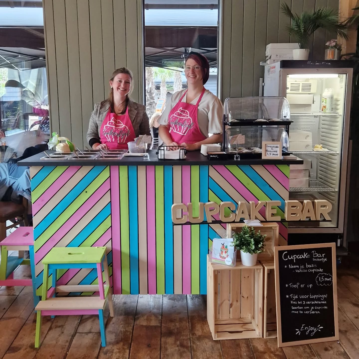 PRIMEUR!
Vandaag staat de cupcake bar voor het eerst op een evenement en wat voor één!
Het pannenkoekenfestijn @restaurantkleinafrika.
Zelf je cupcake versieren of een heerlijke brownie of cheesecake eten onder het genot van Djembe klanken. Kom, beleef en geniet 🤎🧡.
De cupcake bar boeken voor jouw eigen evenement? Dat kan!
Stuur een mail naar manon@suikertijd.nl of vul het vragenformulier in op de website www.suikertijd.nl
#suikertijd
#cupcakebar #cupcakesoldenzaal #feestcatering #feestgebak #taart #brownie #cheesecake