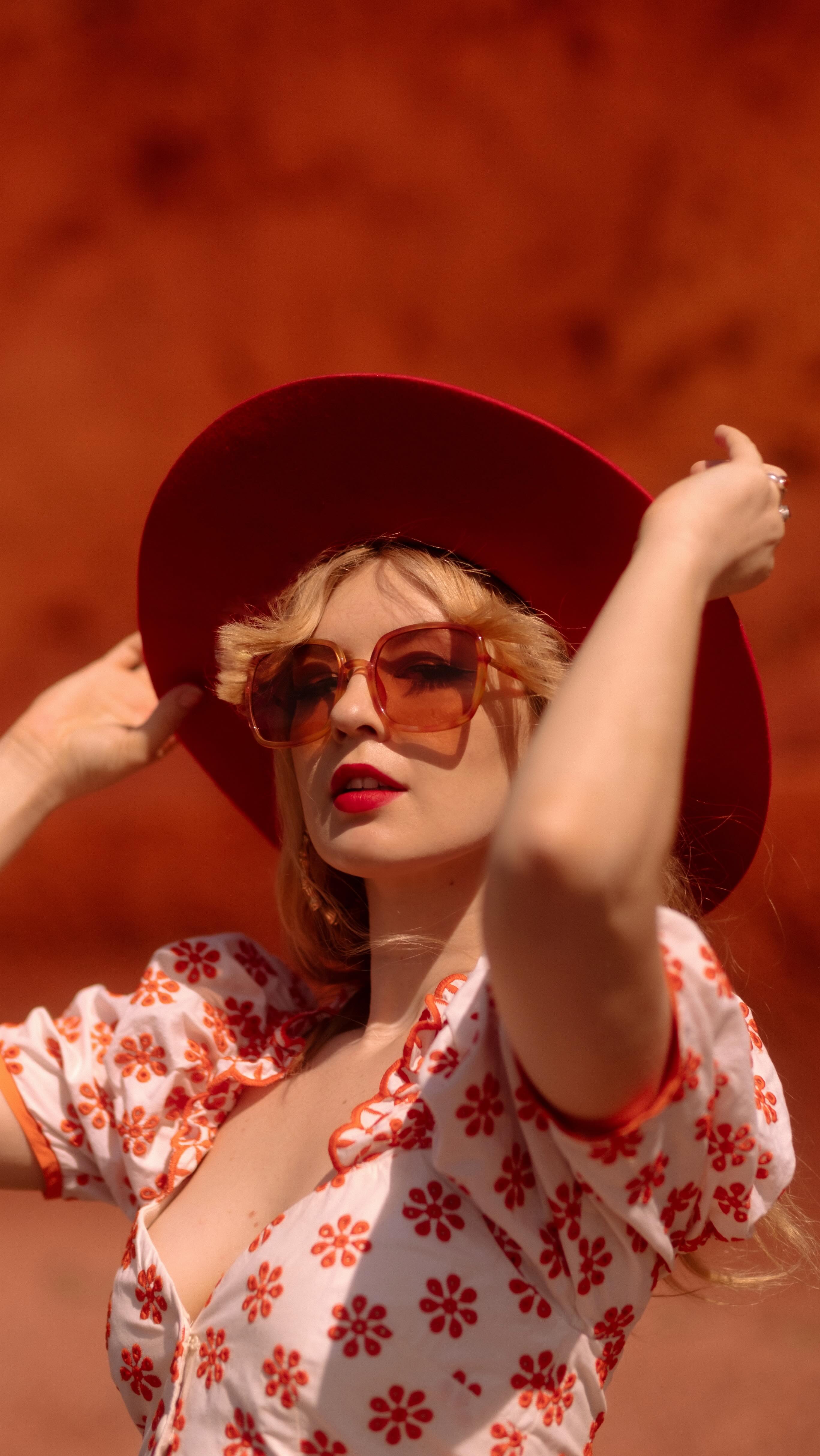 @rubygilbertmusic returns with ‘Goddamn Fool’, a brooding tale of karmic justice and emotional reckoning. With its slow-burning tension and cinematic grit, the track unfolds like a modern-day villain origin story, inspired by the cool stoicism of 60s and 70s Spaghetti Westerns and the lingering menace of southern gothic noir.
Chatting with @pipinandtheducks they discuss storytelling, compelling visuals and making your own clothing ❤️