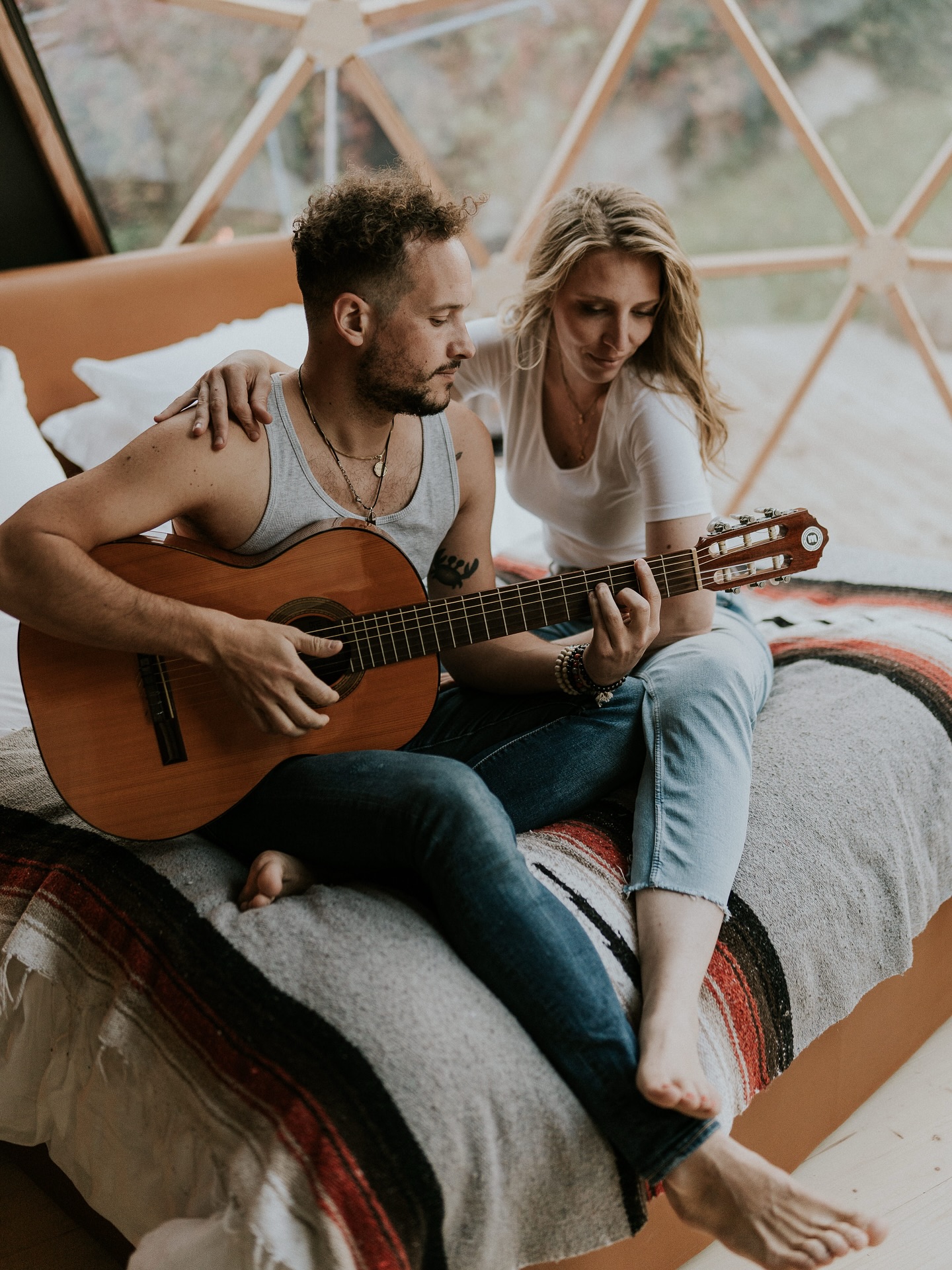 Quand les mariages d’été s’achèvent, Vaugency ne s’endort pas …
Après les grandes fêtes estivales, place à d’autres rencontres : séminaires intimistes, méditations aux bols tibétains mensuelles, constellations familiales, marché de Noël 🎅🏻date à retenir le samedi 22/11 🎄
Chaque saison réinvente la vie du domaine.
🍂Ici, l’automne rime avec feu qui crépite, nature qui se colore, cuisine sauvage qui réchauffe le corps et l’esprit et instants de partage loin du tumulte.
Le besoin de se recentrer sur l’essentiel … sans aucun doute !
Ma saison préférée 🍁🥮🤎🌰
📷 @mariehelene_madameb
⛺️ @tipitente
#domainevaugency #automne #evenementiel #seminaire #retreat #constellationfamiliale #cuisinesauvage #saisons #lieuexception #patrimoineliving #histoiresdechateau #viededomaine #vivreenharmonie