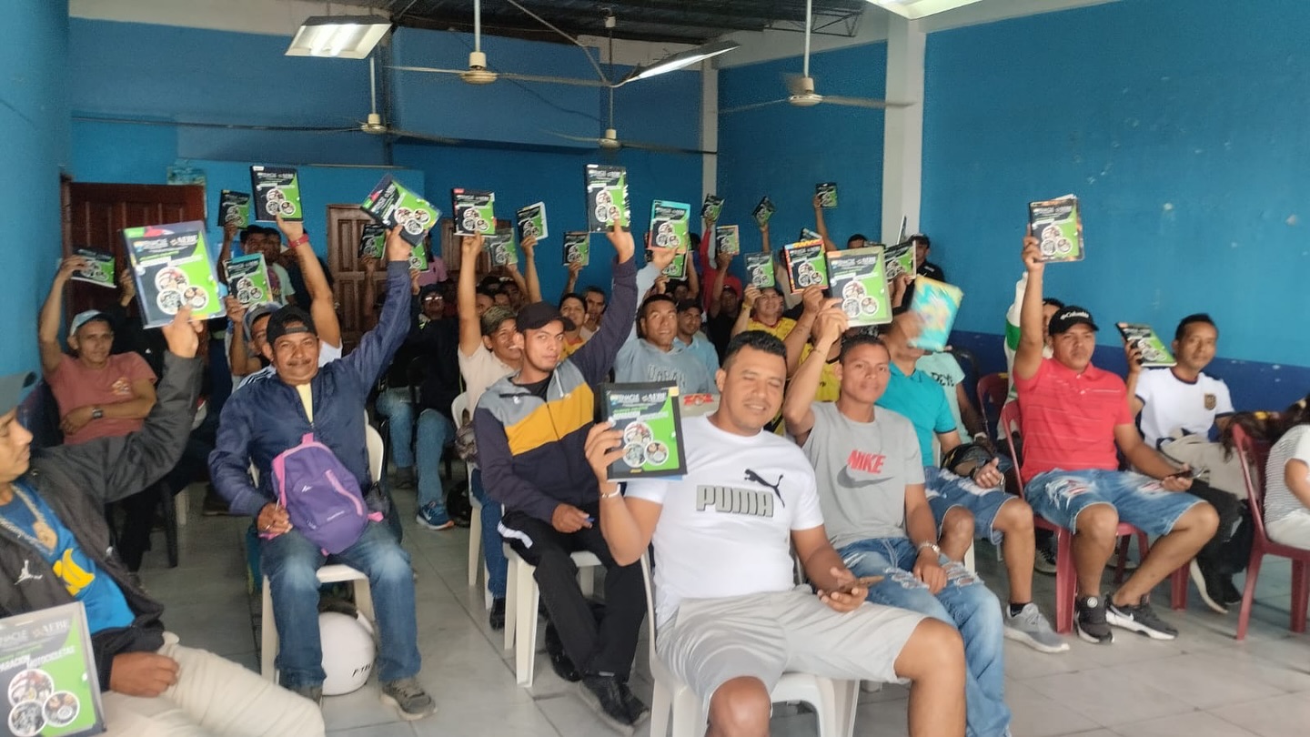 🔧🚜 ¡Capacitación en marcha!
El pasado 5 de octubre, FENACLE inició el Curso Técnico de Reparación de Motocicletas para trabajadores bananeros.
Los participantes aprenderán sobre mecánica de motores y electromecánica, impulsando su crecimiento técnico y profesional. 💪 #FormaciónLaboral #FENACLE