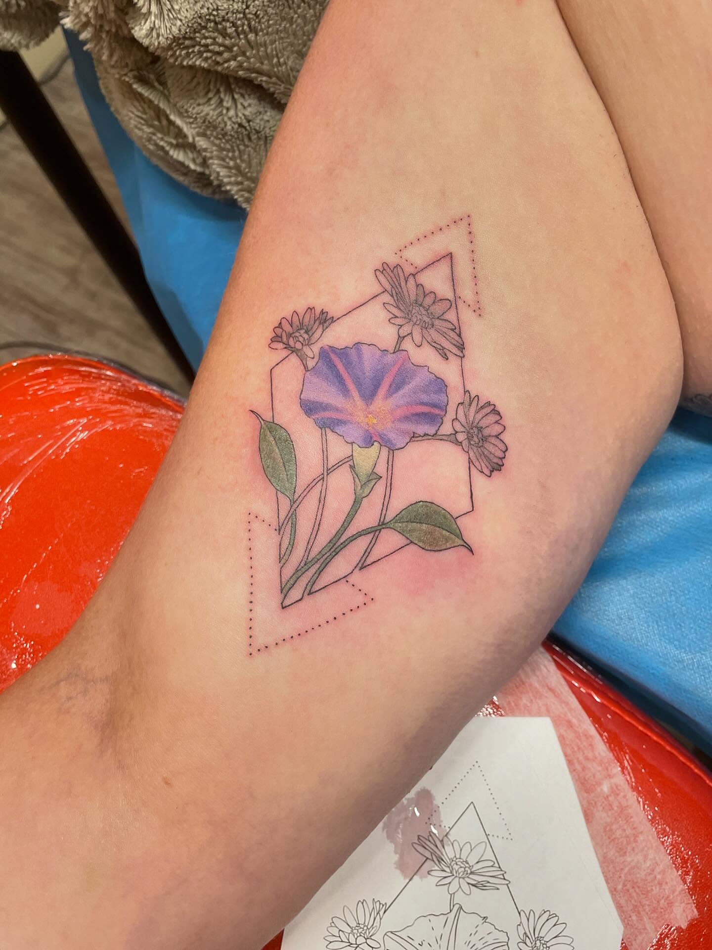Love the tension between geometric and organic designs gah itโs so good!
*some of that green was still settling when pic was taken :)
#ottawa #tattoo #ottawatattoo #kanata #flowertattoo #fineline