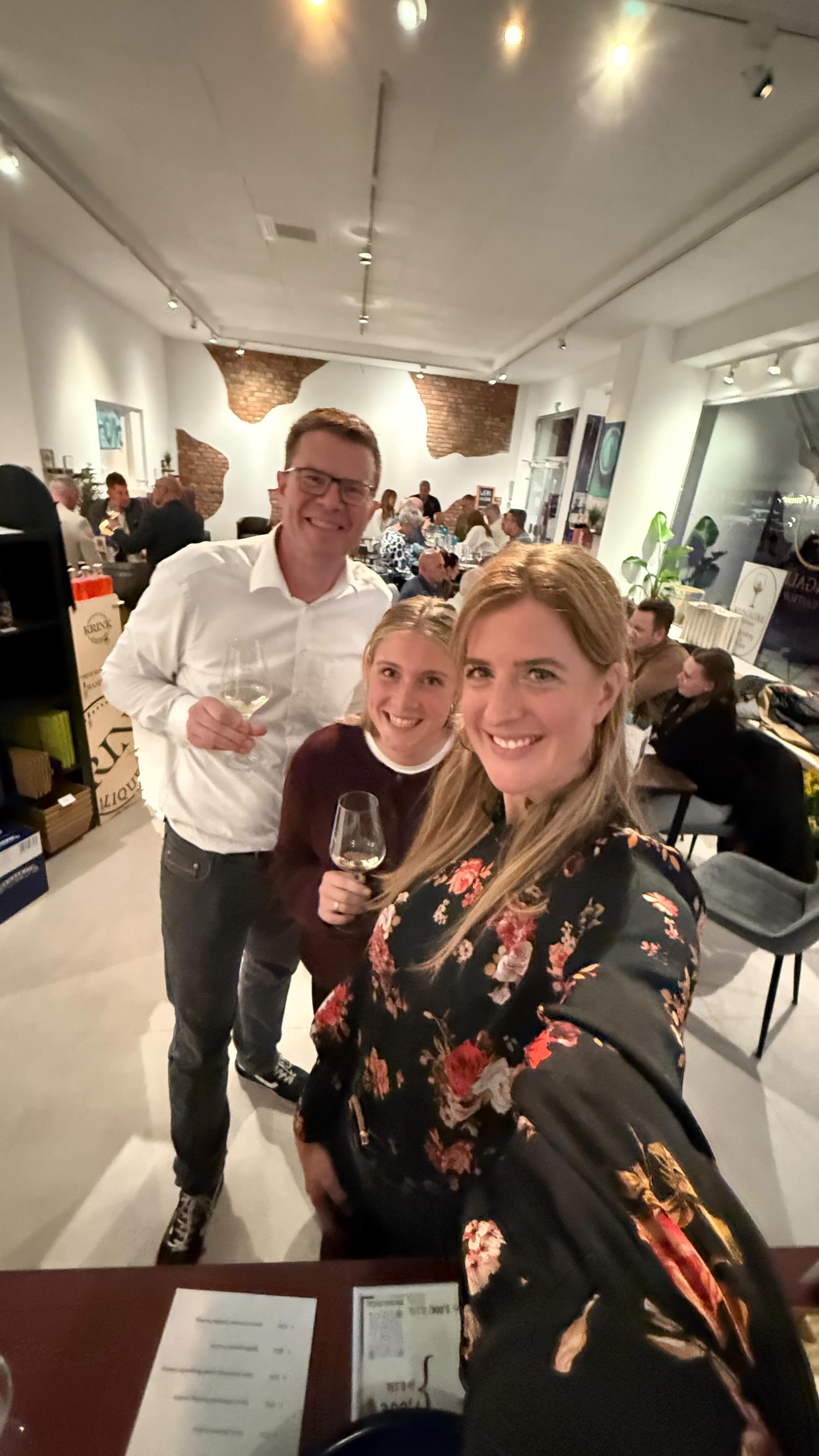 WEINABEND BEI @weingaleriecas 🍷🫶🏼
Was für ein gelungener Abend! Wir durften gestern Abend eine Weinprobe bei Michael in seiner neu eröffneten Weingalerie Castrop durchführen– Vielen Dank für die Einladung und das tolle Ambiente! 🤩🍷
Seit Juni ist die Galerie geöffnet – ein wirklich schöner Laden mit viel Liebe zum Detail und einer großartigen Atmosphäre für genussvolle Stunden. 🥂
Lieber Michael, wir wünschen dir weiterhin viel Erfolg und freuen uns aufs nächste Mal! 🍇
#lorenzundsoehne #weingal