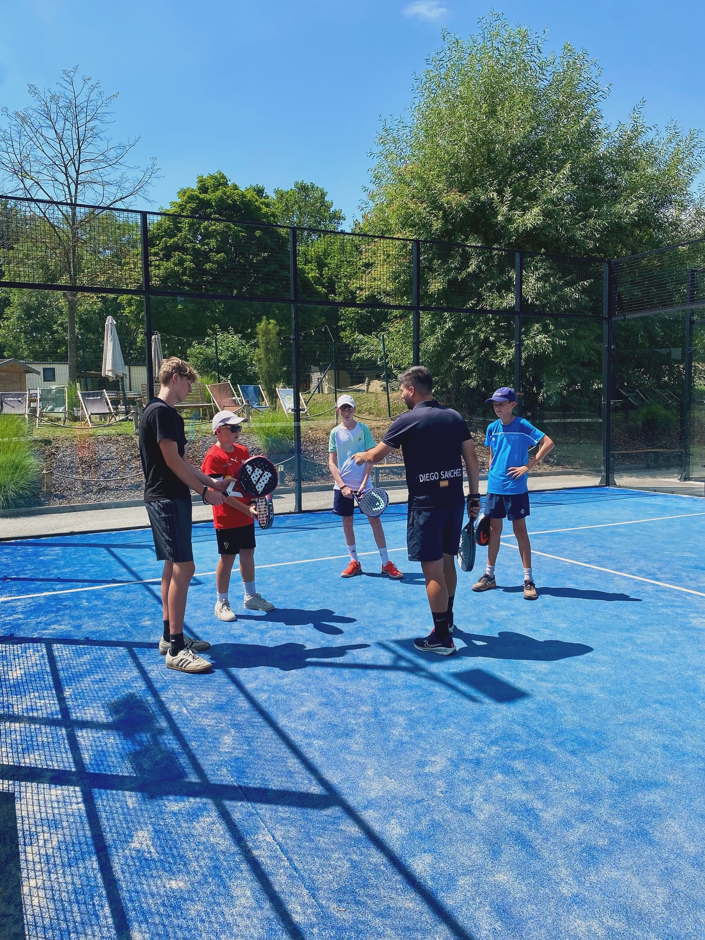 Kinder-/Jugendtraining bei Padel Tulln 🤩
Noch den ganzen Oktober 2025 gibt es ein wöchentliches Training mit unserem spanischen Trainer Diego 👉 @disanpadel für Kinder von ca. 10-15 Jahren 🎾
Anmeldung direkt im Buchungskalender 🗓️
Alle Infos bei unseren News auf der Website
#padeltraining #kindertraining #padelintulln #tullnmitkids #tullnerleben #padel