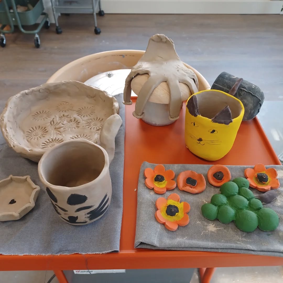 Heute sind 8 Teenager von der Trubenbude bei mir im Atelier gewesen und haben diese tollen Sachen gezaubert. Es ist unglaublich wie kreativ diese jungen Menschen gearbeitet haben ♥️