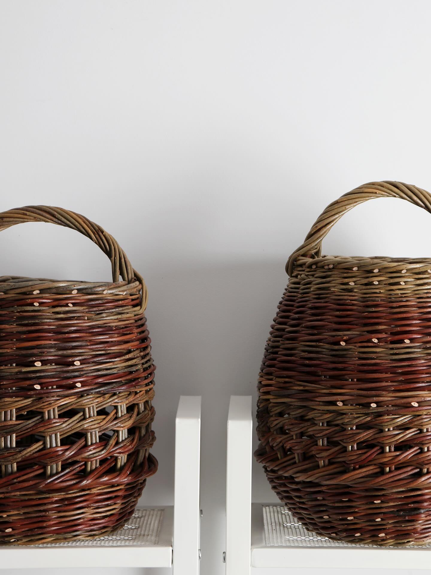 A pair of Irish weave ‘lantern’ baskets, woven with the beautiful Cohu Bleu from our willow beds.
Sarah 🌿