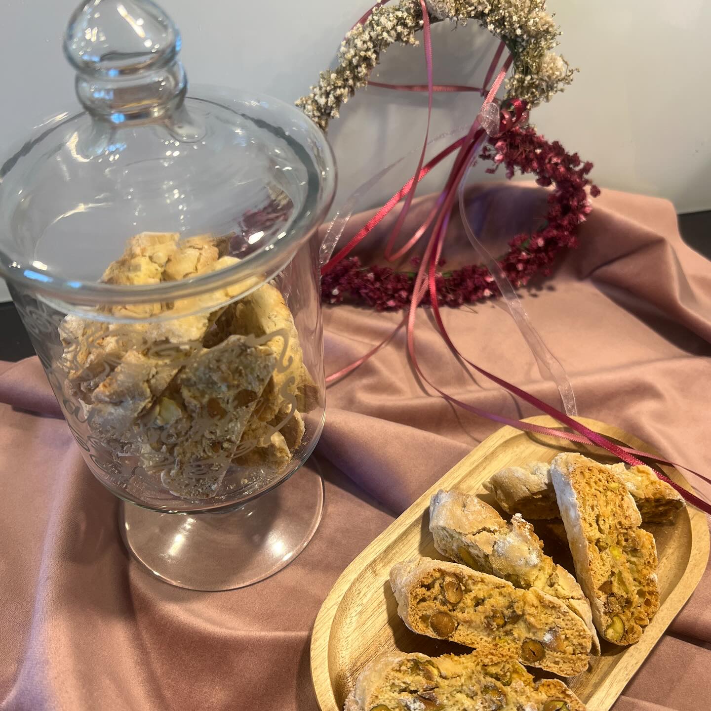 Pistazien Cantuccini
Pur, traditionell und unverfälscht – so lieben wir die italienischen Kekse.
Diesmal mit Pistazien anstelle der traditionellen Mandeln – aber genau so lecker.
Zutaten:
200 g Mehl
120 g Zucker
100 g Pistazien, gehackt
100 g Pistazien ganz, geschält
1 TL Vanillepaste
2 Eier
1 TL Backpulver
25 g Butter
Zubereitung :
Alle trockenen Zutaten miteinander in einer Schüssel gut vermischen.
Ei, Butter und Vanillepaste hinzugeben und alles zu einem glatten Teig verkneten.
Auf einer leicht bemehlten Arbeitsfläche aus dem Teig zwei Rollen formen. (Durchmesser ca. 4-5 cm ).
Die Rollen auf ein mit Backpapier belegtes Blech legen.
Im vorgeheizten Ofen bei 180°C Ober-/Unterhitze für 15-20 Minuten backen.
Die Teigrollen kurz abkühlen lassen und noch warm schräg in ca. 1 cm dicke Scheiben schneiden.
Mit der Schnittfläche nach unten wieder aufs Backblech legen und nochmals ca. 20-25 Min. knusprig backen, aber nicht zu dunkel werden lassen.
Die fertigen Cantuccini auf einem Gitter auskühlen lassen und geniessen.
En Guete!
#thekitchenwitches #cantuccini #backen
#bake #baketogether #bakelove #backenmachtglücklich #cantucci #leckerei #leckereien #delicado #deliciousfood #süßkram #kekse #cookies #lecker #leckeressenmachtglücklich