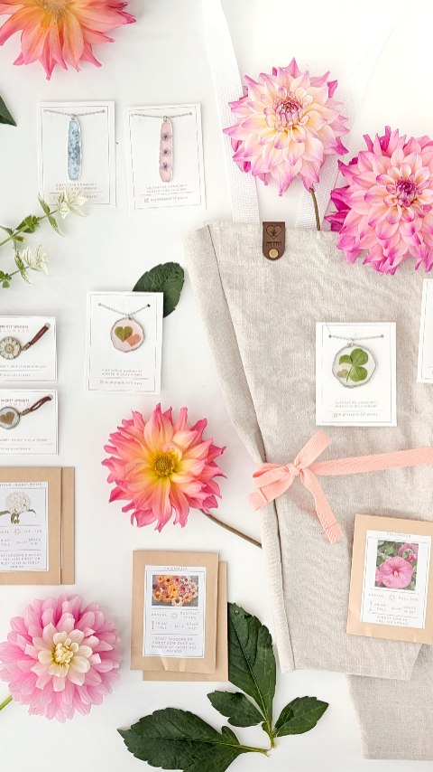 SATURDAY! Find me at the Scarecrow Festival! I'll have flowers (you guys, they're so good right now), handmade bouquet bags, watercolors, pressed flower jewelry and more. Plus, @bonzerblankets will be there with me!
#penmetmarks #gigharbornow #gigharbormoms #flowerstand #florist #gigharbor #sehmelpark #tacomawa #foxislandwa