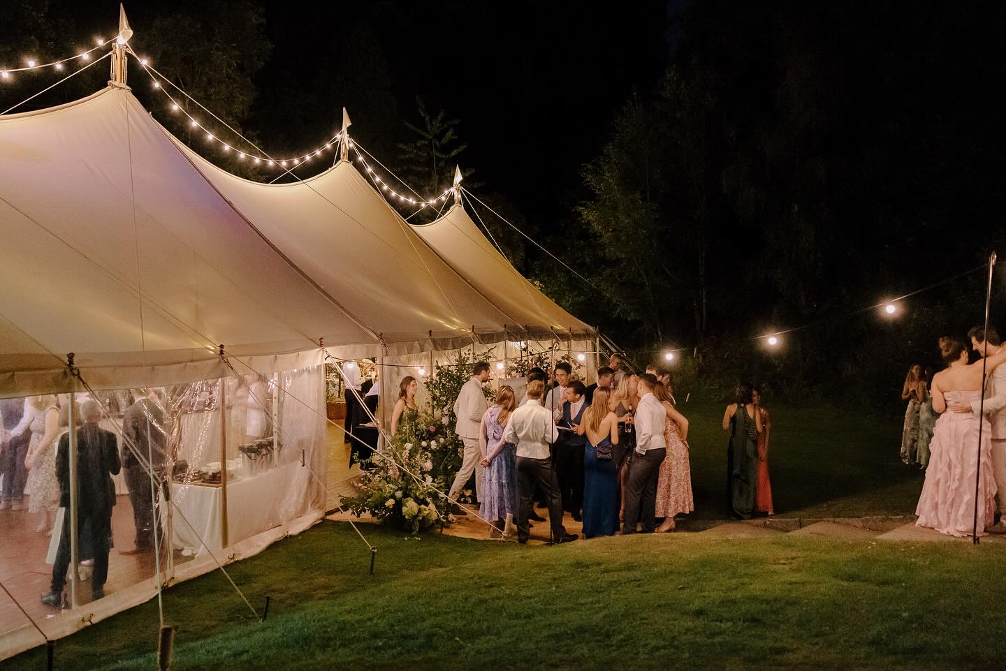 Complete marquee perfection - What begins as a vision shared with the couple and their suppliers becomes something even more magical.
A floral dream with exquisite blooms and lush foliage by day, transforming into a twinkling canopy of candlelight and fairy lights by night – pure marquee magic.
Venue - @heathylea.chatsworth
Marquee - @green_farm_marquees
Planner - @boelleevents
Florist - @poppyscout_co
#greenfarmmarquees #heathyleawedding #itsawillsthing