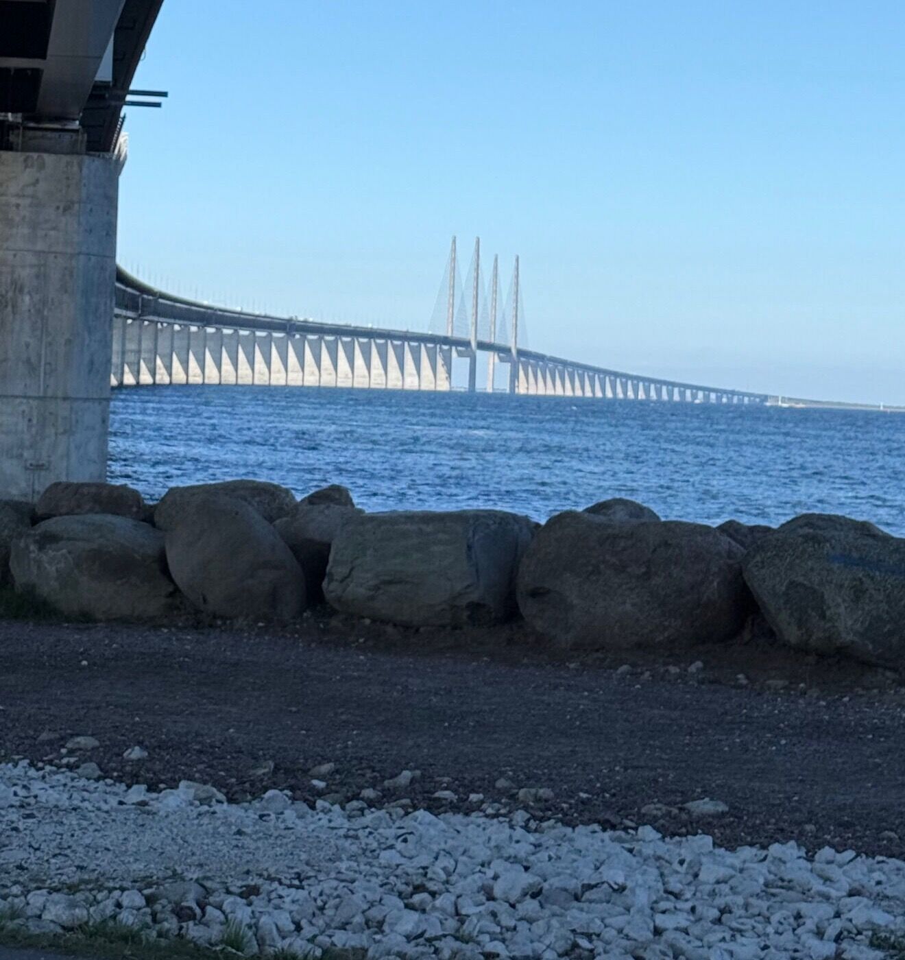 📢 Stora nyheter – en historisk dag för Brolänk!
Idag tar vi ett stort steg framåt i vår resa. Vi har nämligen signerat ett ramavtal med Öresundsbro Konsortiet, något vi ser som en verklig milstolpe i företagets historia.
Från och med årsskiftet 2025–2026 har Brolänk syd, med stöd från Brolänk Sverige fått det stora förtroendet att på beställarens vägnar inspektera, reparera och vårda Öresundsbron – en av Nordens mest ikoniska infrastrukturanläggningar. 🌉
Att få bidra till att denna symbol för samarbete, teknik och hållbarhet fortsätter stå stark i många år framöver är ett uppdrag vi känner både stolthet och ödmjukhet inför.
Detta avtal är inte bara ett bevis på vår kompetens och erfarenhet inom broar och dess underhåll – det är också ett kvitto på våra medarbetares engagemang, kvalitet och professionalism i varje projekt vi genomför. 💪🏼
Vi ser verkligen fram emot att få sätta igång arbetet, utveckla samarbetet med Öresundsbro Konsortiet och fortsätta leverera trygghet, säkerhet och precision i varje detalj.
Tillsammans bygger vi hållbara förbindelser – bokstavligen. ✨
#Brolänk #Öresundsbron #Ramavtal #Broinspektion #Underhåll #Infrastruktur #Teknik #Samarbete #Hållbarhet #Stolthet #Framtiden