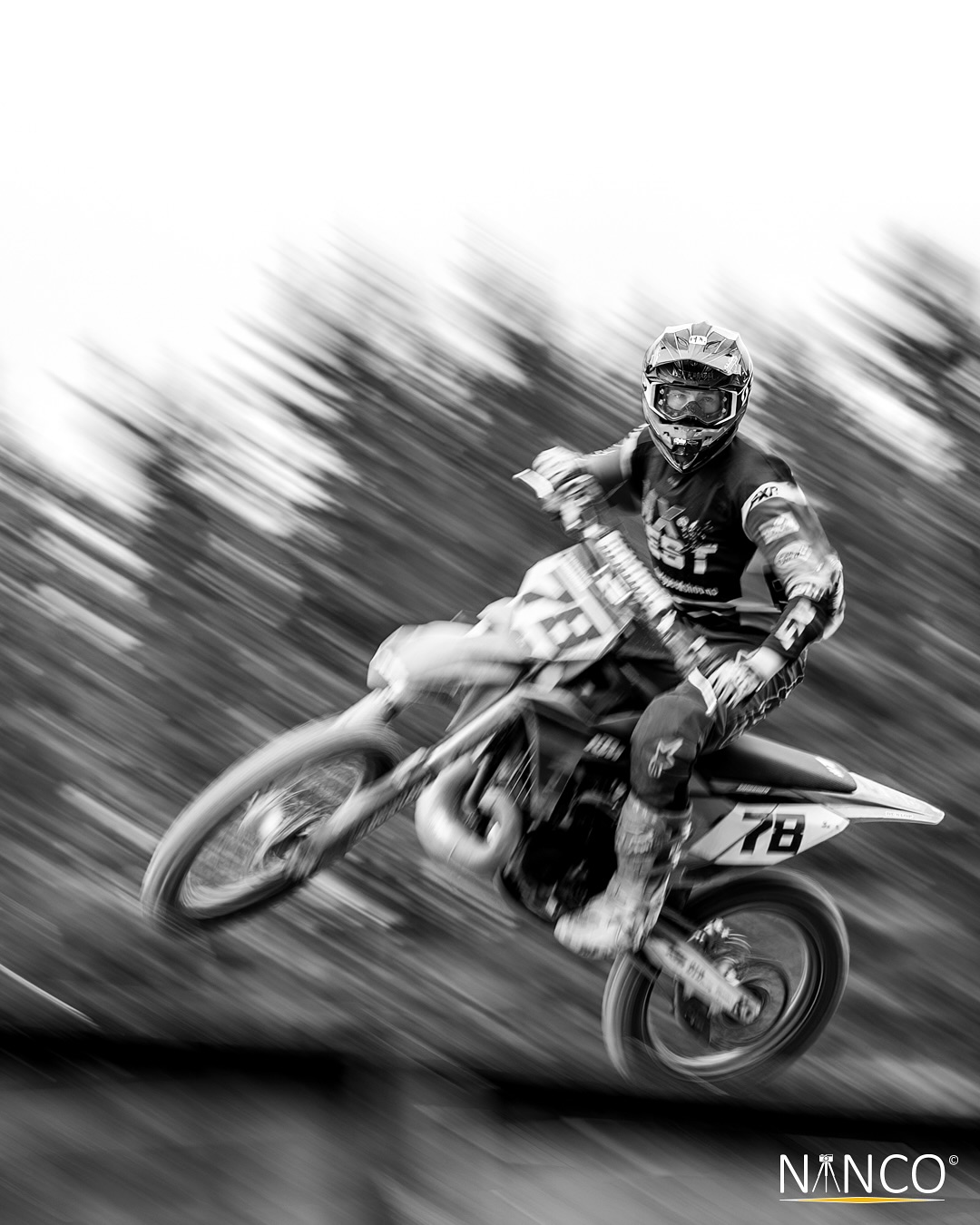 I’m currently testing the Sony a9III.
The MX season is coming to an end for this year. Then you have to take advantage of the opportunities you get. The final of the Vest Cup is a great opportunity to try some slow shutter panning + a little more «normal» photography.
Gray clouds and rain meant that the photo conditions were not optimal, so I think the pictures came out best in Black and White.