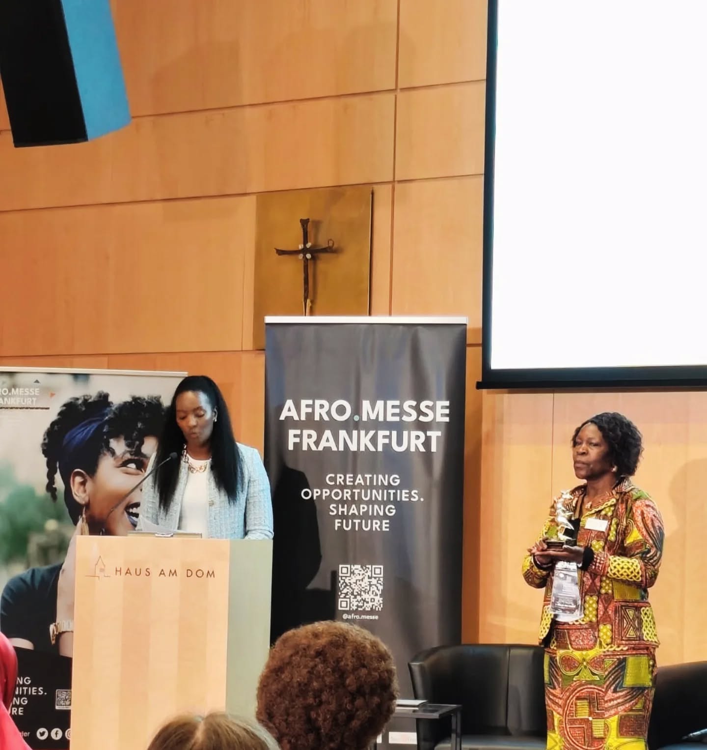 Wir sagen DANKE! 🎉Am 04.10.2025 haben wir von der Afromesse den Community Award erhalten – und wir sind unglaublich dankbar!
Diese Auszeichnung ist nicht nur ein Preis für Maisha e.V., sondern vor allem eine Anerkennung für alle afrikanischen Frauen, die täglich Mut zeigen, sich gegenseitig stärken und ihre Stimme erheben.
Besonders bewegt uns, dass dieser Award von unserer eigenen afro-diasporischen Community kommt. Das zeigt: Unsere Arbeit wird von den Menschen anerkannt, für die und mit denen wir jeden Tag wirken.
Seit über 29Jahren setzen wir uns dafür ein, dass afrikanische Frauen in Deutschland gehört, gestärkt und unterstützt werden – durch Beratung, Bildungsangebote, Selbsthilfegruppen und politische Interessenvertretung. Unser Motto lautet: Empowerment durch Gemeinschaft.
Dieser Preis ist für uns Ansporn, Brücken zu bauen, Hürden abzubauen und noch mehr Frauen zu erreichen.
Ein herzliches Dankeschön an alle Mitglieder, Ehrenamtlichen, Partner*innen und Förderer – ohne euch wäre das alles nicht möglich!
Lasst uns gemeinsam weitermachen und afrikanische Frauen in unserer Gesellschaft sichtbar, anerkannt und erfolgreich machen.
Virginia Wangare Greiner
#Maisha #CommunityAward #Afromesse #Empowerment #AfrikanischeFrauen